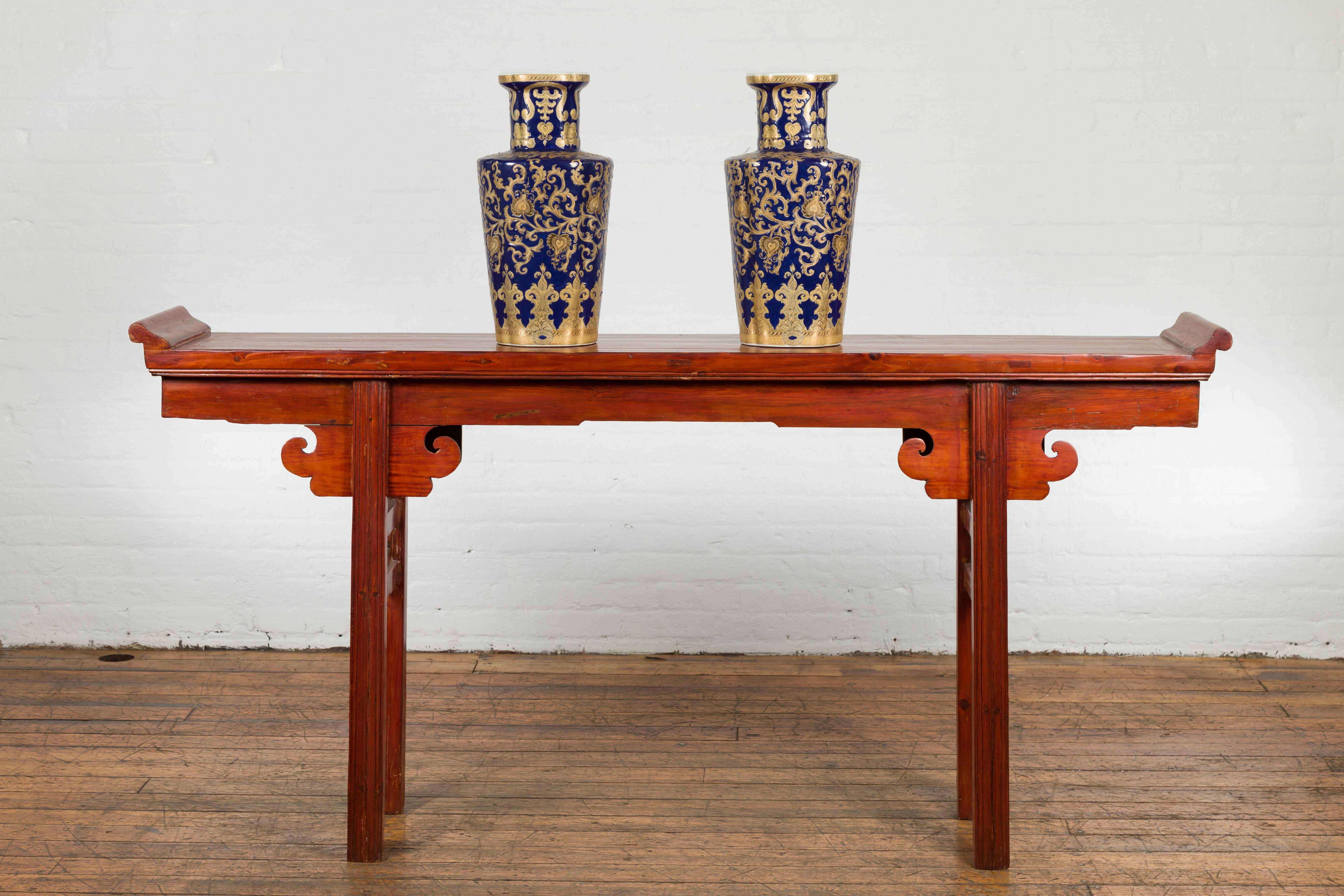 Chinese Qing Dynasty Altar Console Table with A Scrolled Wood Apron For Sale