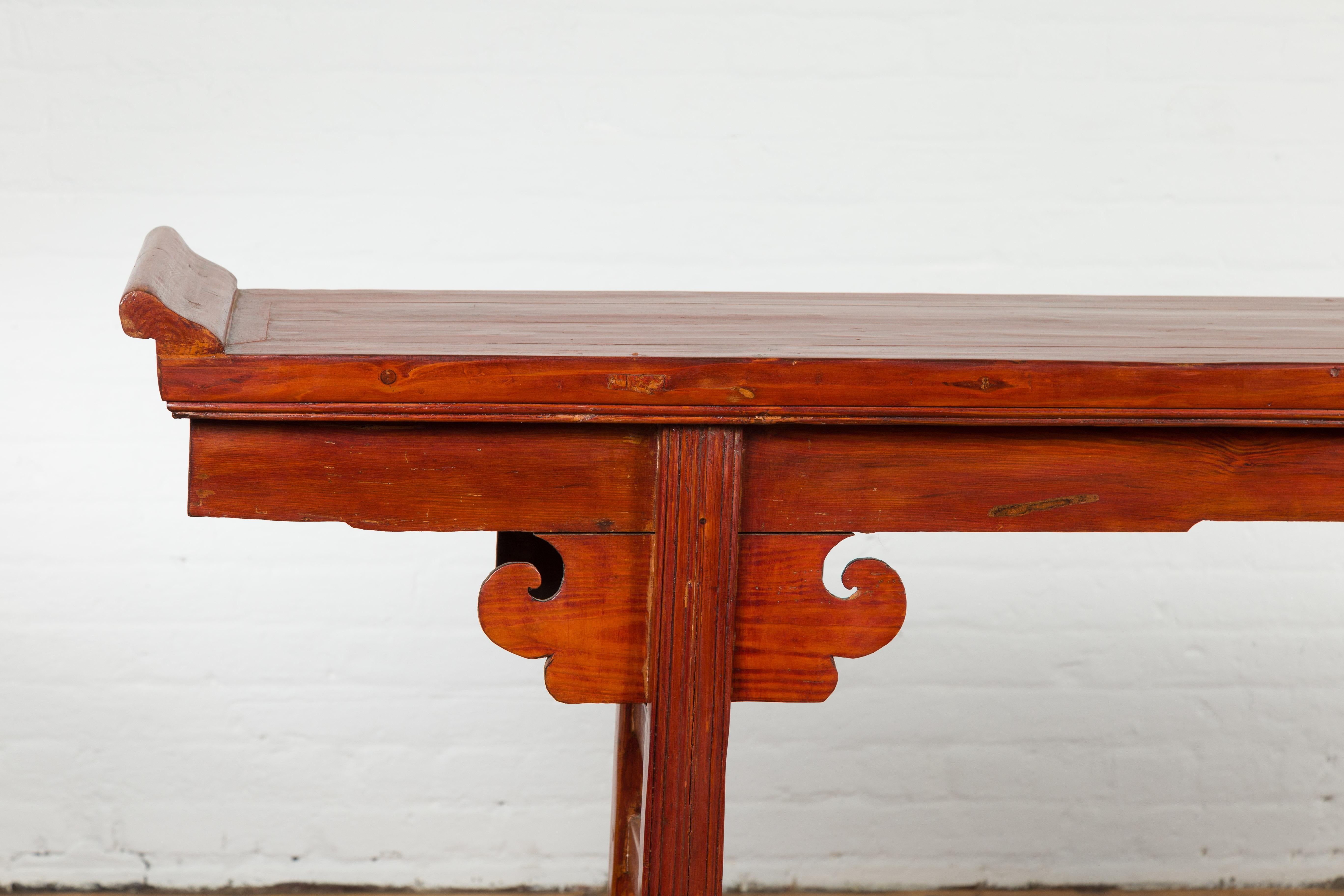 Table console d'autel de la dynastie Qing avec tablier en bois à volutes Bon état - En vente à Yonkers, NY