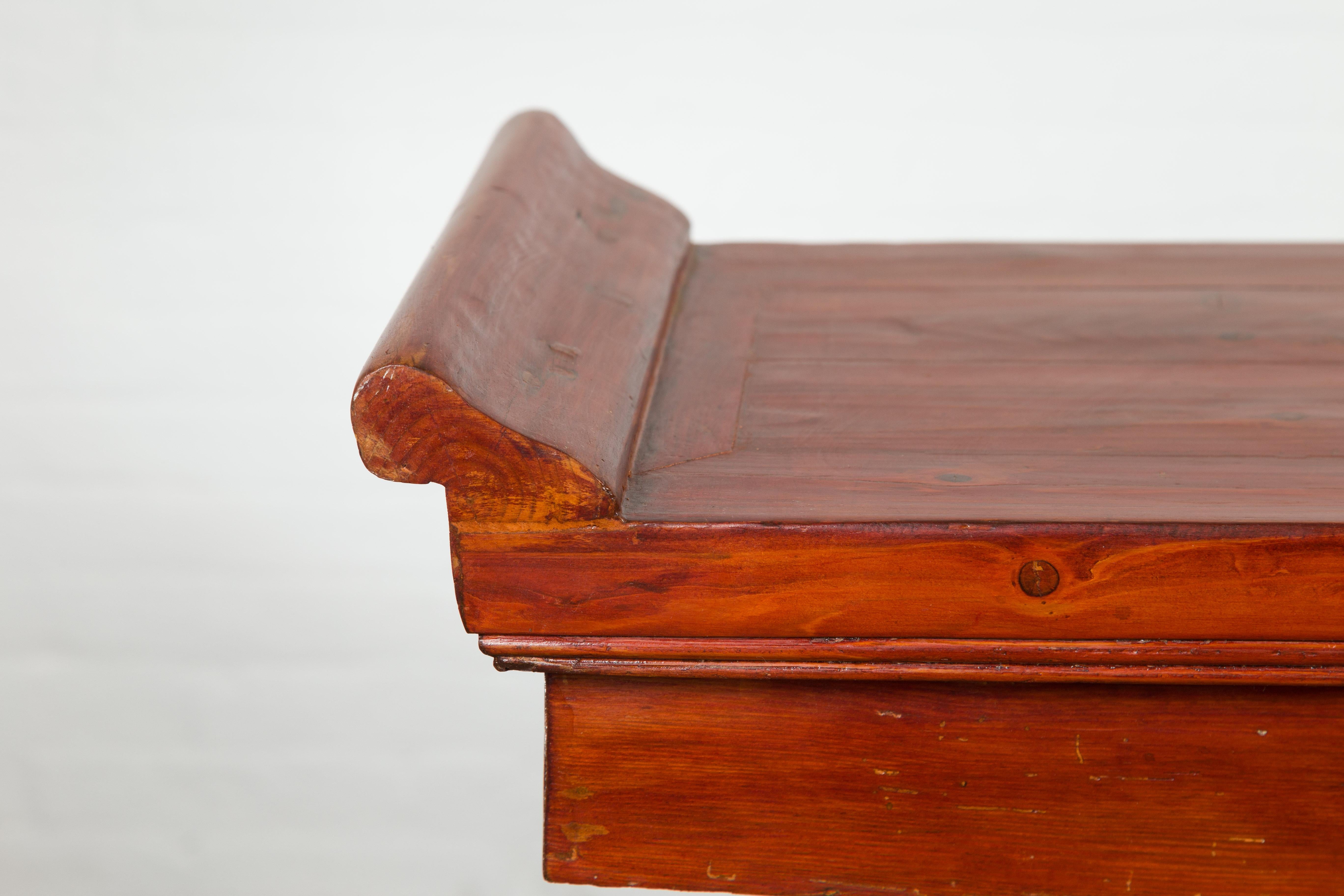 Table console d'autel de la dynastie Qing avec tablier en bois à volutes en vente 2
