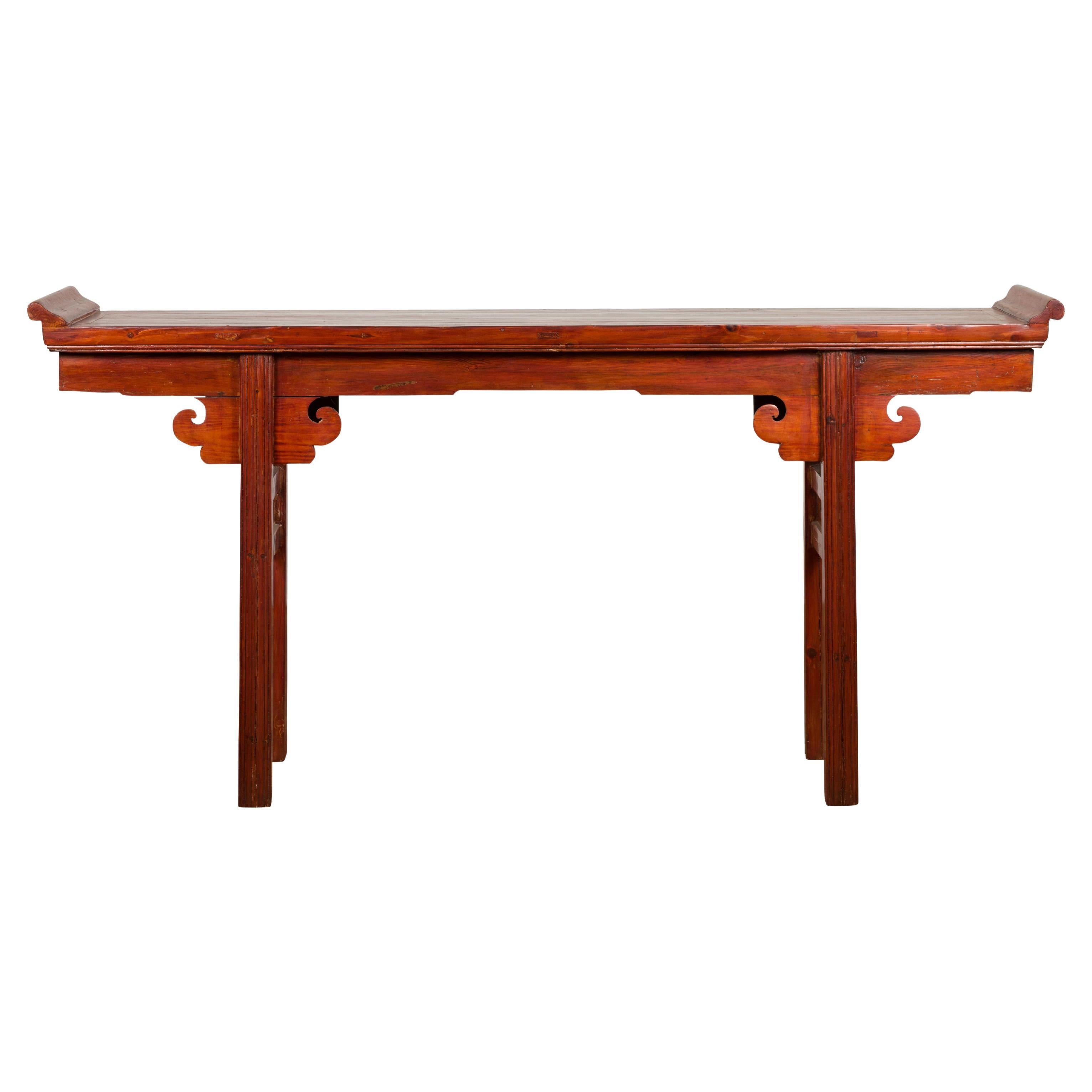 Table console d'autel de la dynastie Qing avec tablier en bois à volutes