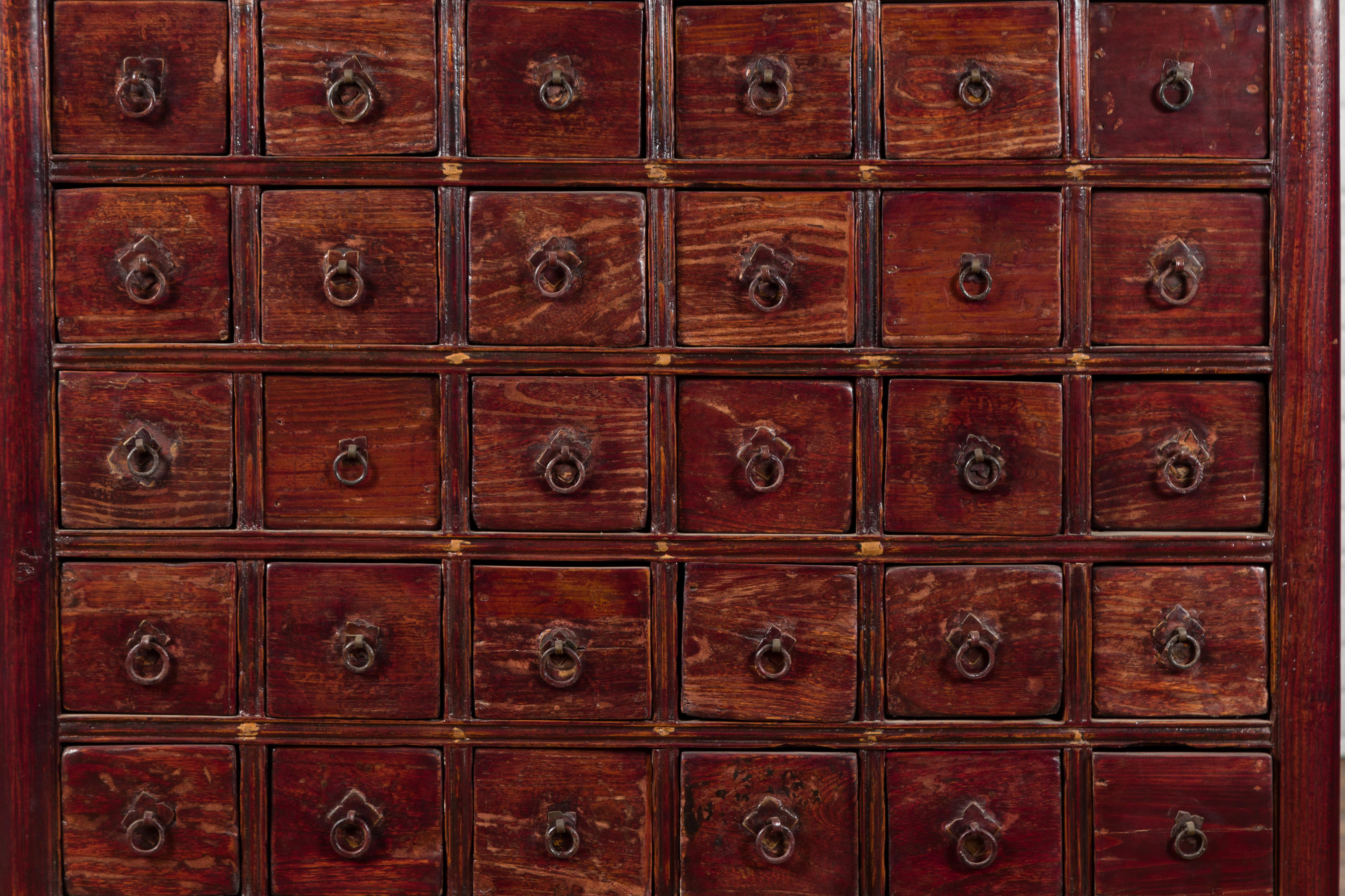 Coffre d'apothicaire chinois d'époque Dynasty Qing, 32 tiroirs, patine vieillie en vente 3