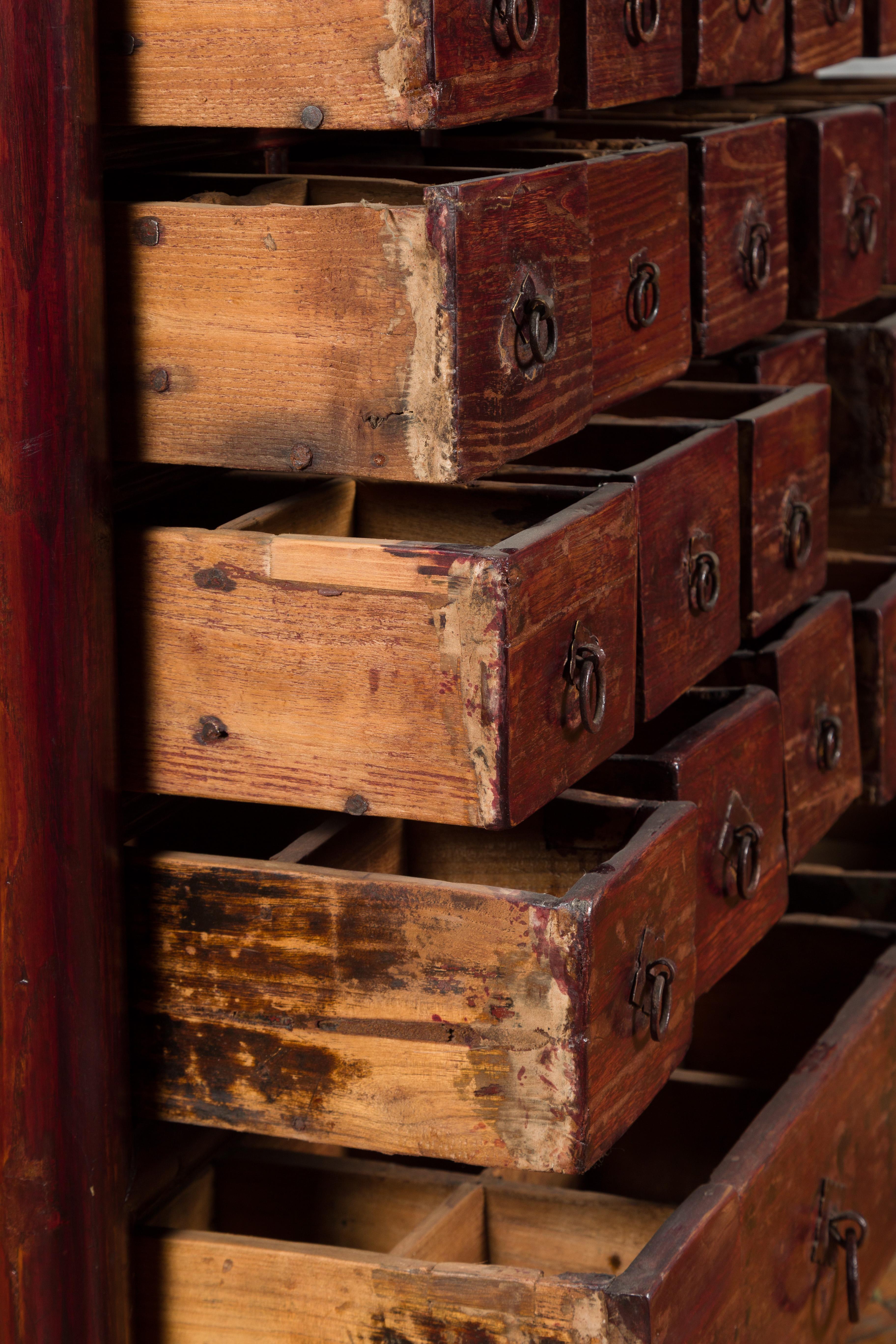XIXe siècle Coffre d'apothicaire chinois d'époque Dynasty Qing, 32 tiroirs, patine vieillie en vente