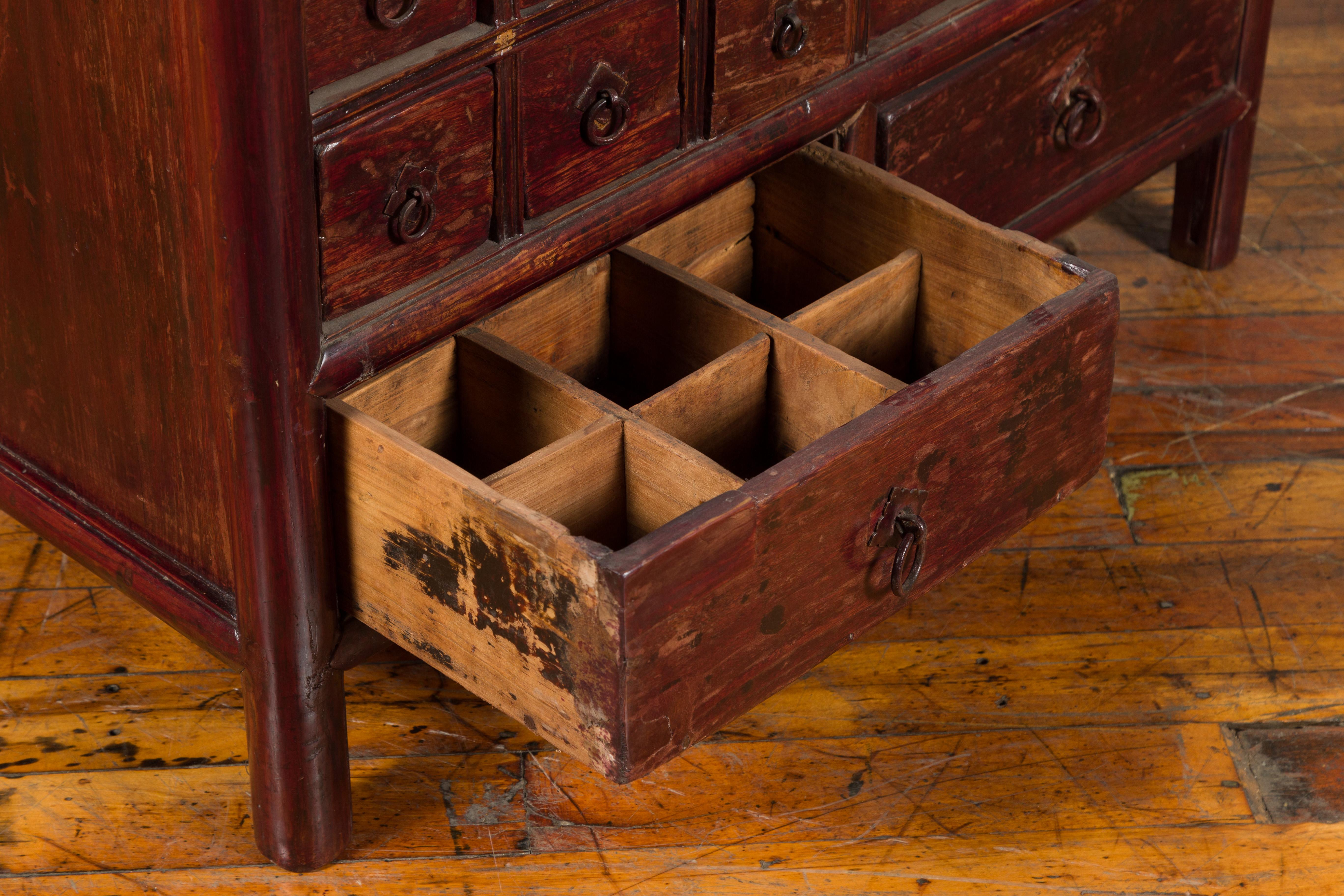 Bois Coffre d'apothicaire chinois d'époque Dynasty Qing, 32 tiroirs, patine vieillie en vente