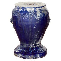 Siège de jardin émaillé bleu de la période de la dynastie chinoise Qing avec motifs floraux sur la base