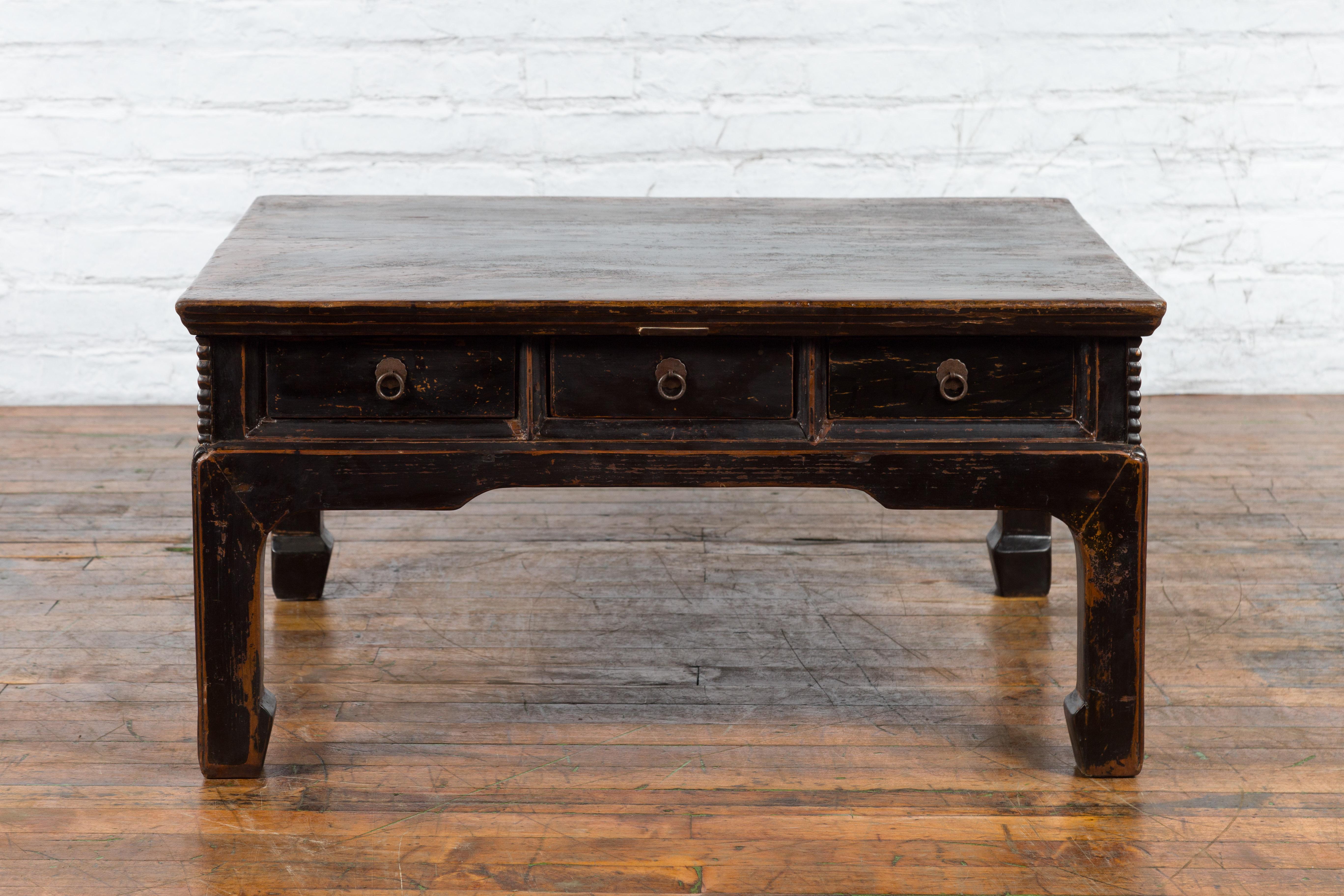 Chinese Qing Dynasty Period Brown Lacquered Coffee Table with Original Finish For Sale 13