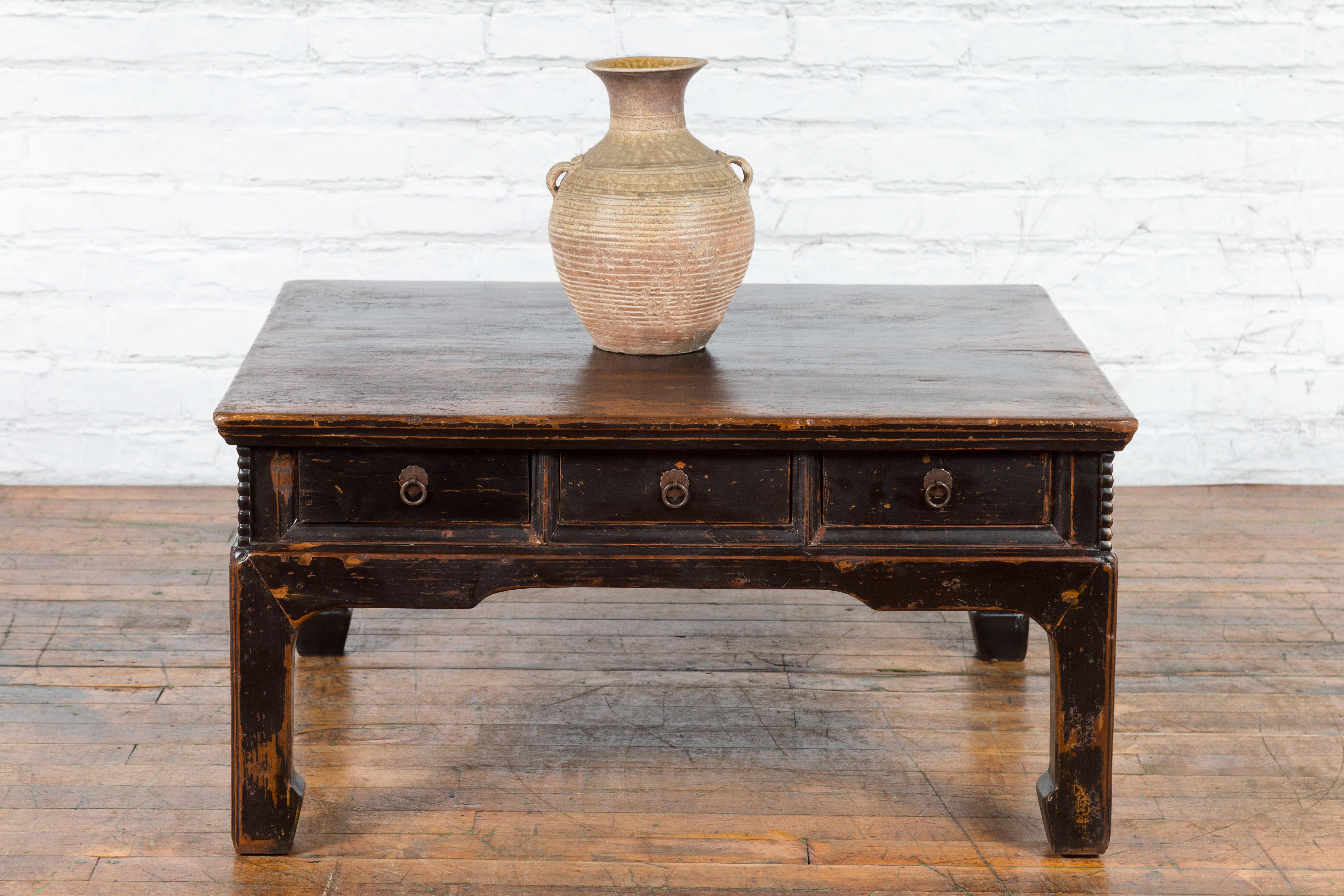 Chinese Qing Dynasty Period Brown Lacquered Coffee Table with Original Finish In Good Condition For Sale In Yonkers, NY