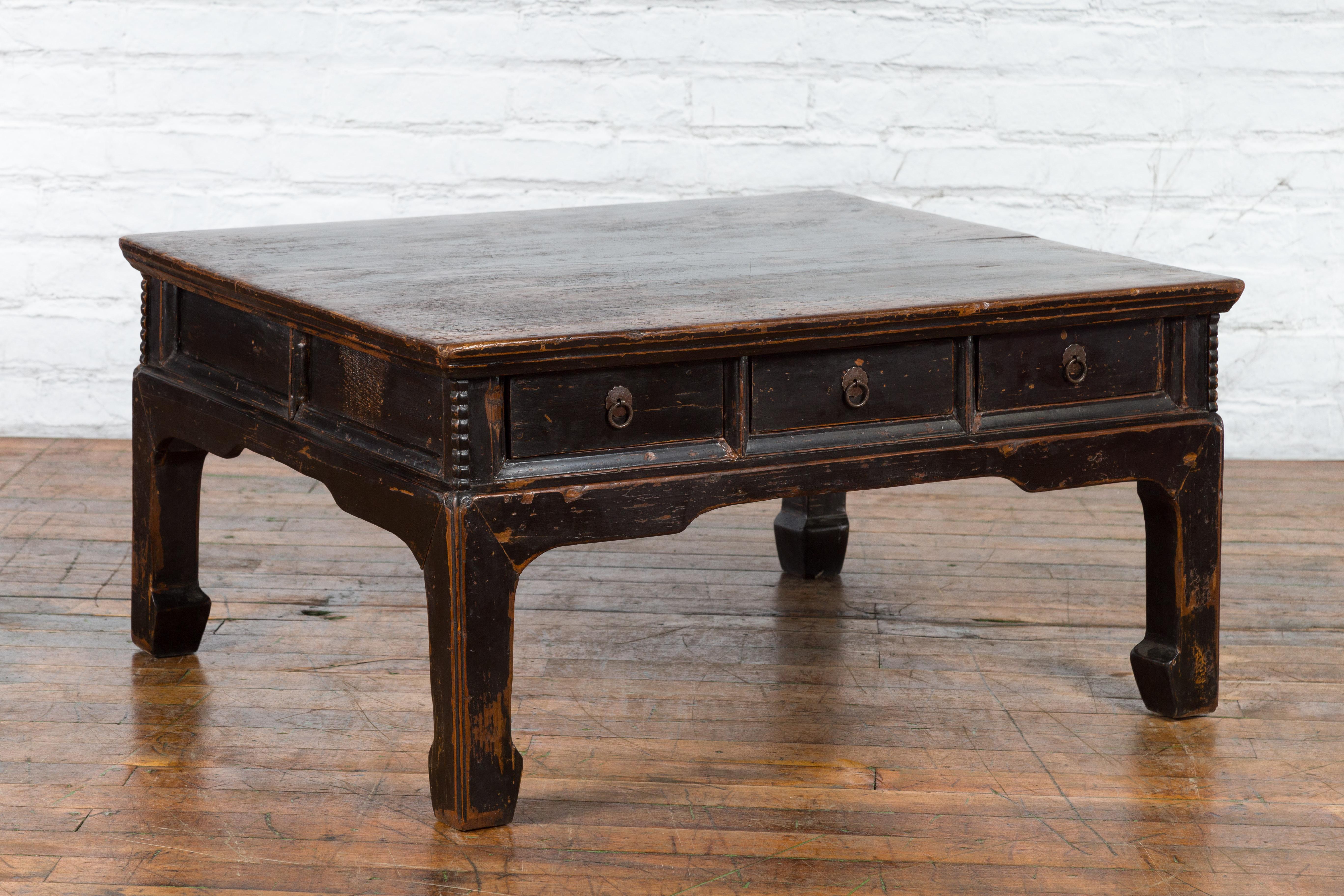 19th Century Chinese Qing Dynasty Period Brown Lacquered Coffee Table with Original Finish For Sale