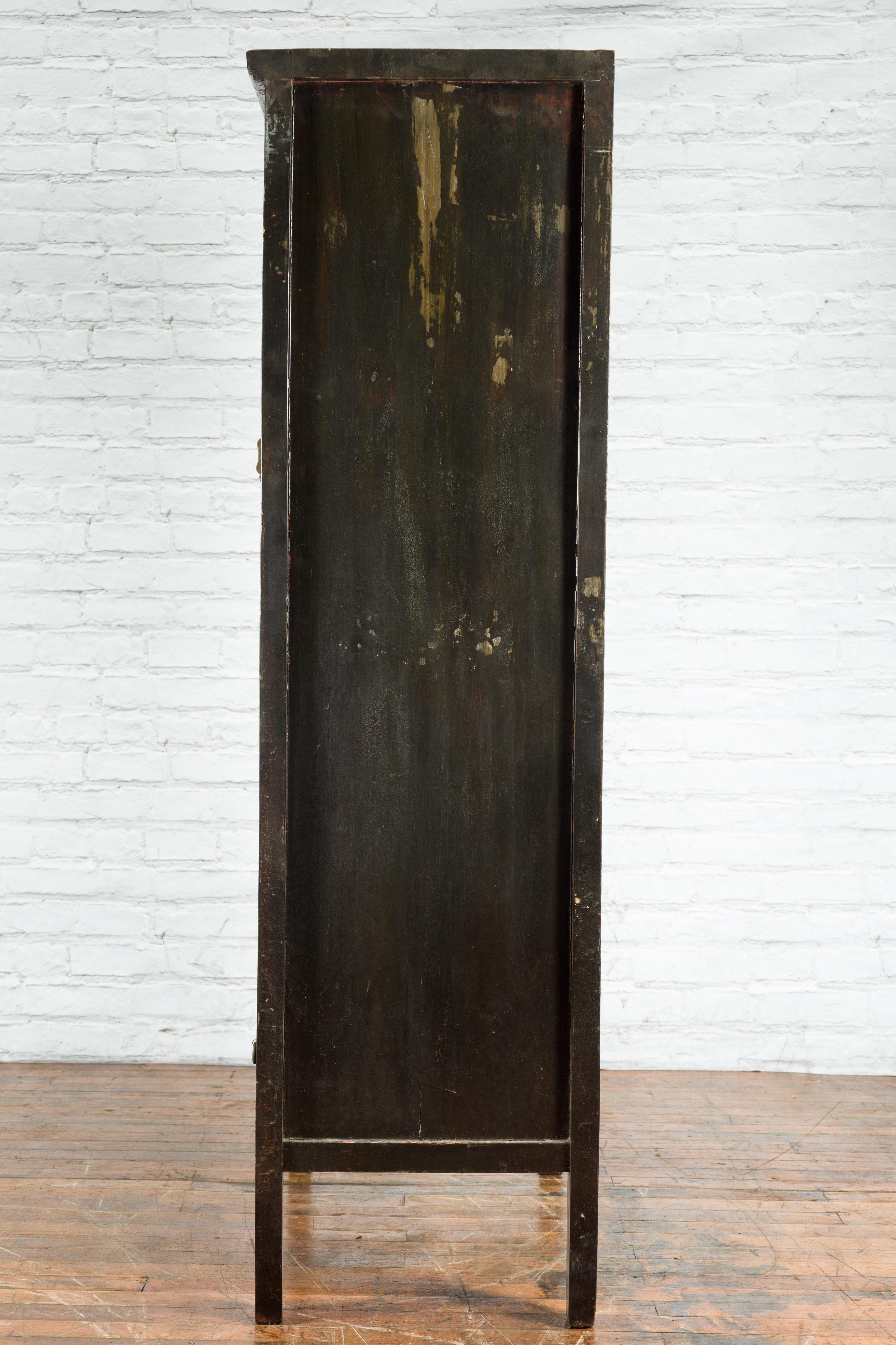 Armoire en laque marron foncé du début du 19e siècle de la période de la dynastie chinoise Qing en vente 7