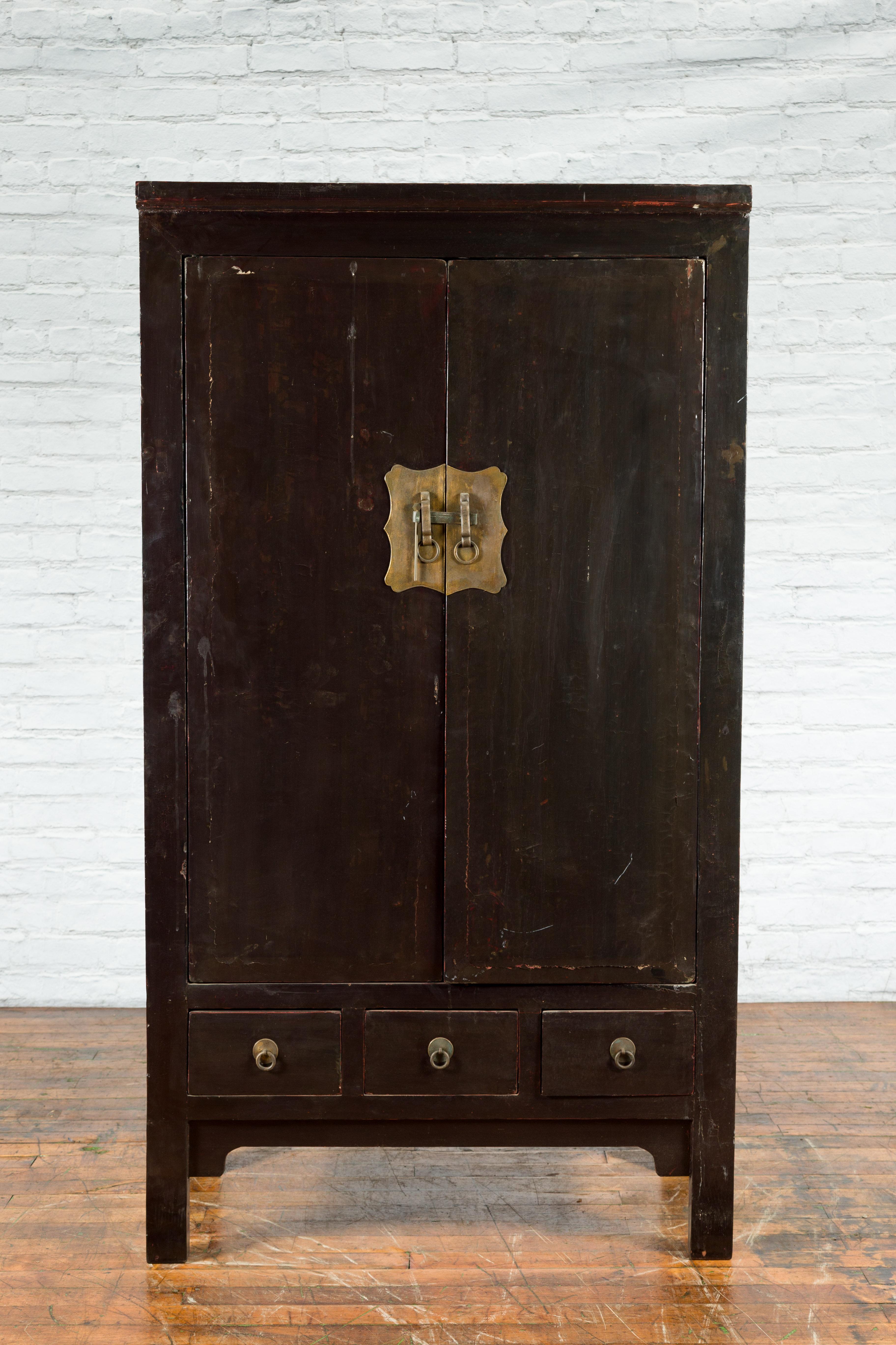 Chinese Qing Dynasty Period Early 19th Century Dark Brown Lacquer Wardrobe In Good Condition For Sale In Yonkers, NY