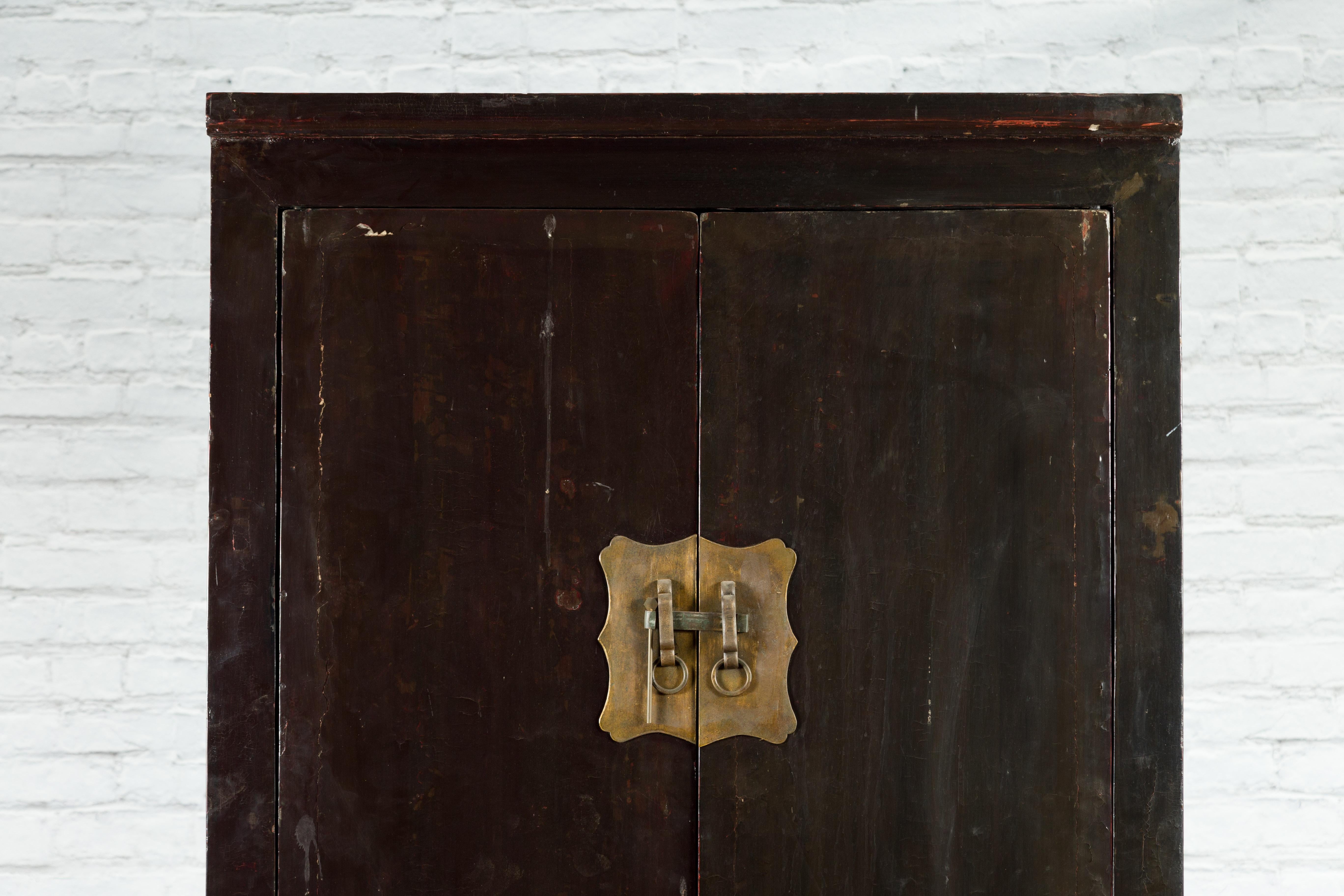 Laiton Armoire en laque marron foncé du début du 19e siècle de la période de la dynastie chinoise Qing en vente
