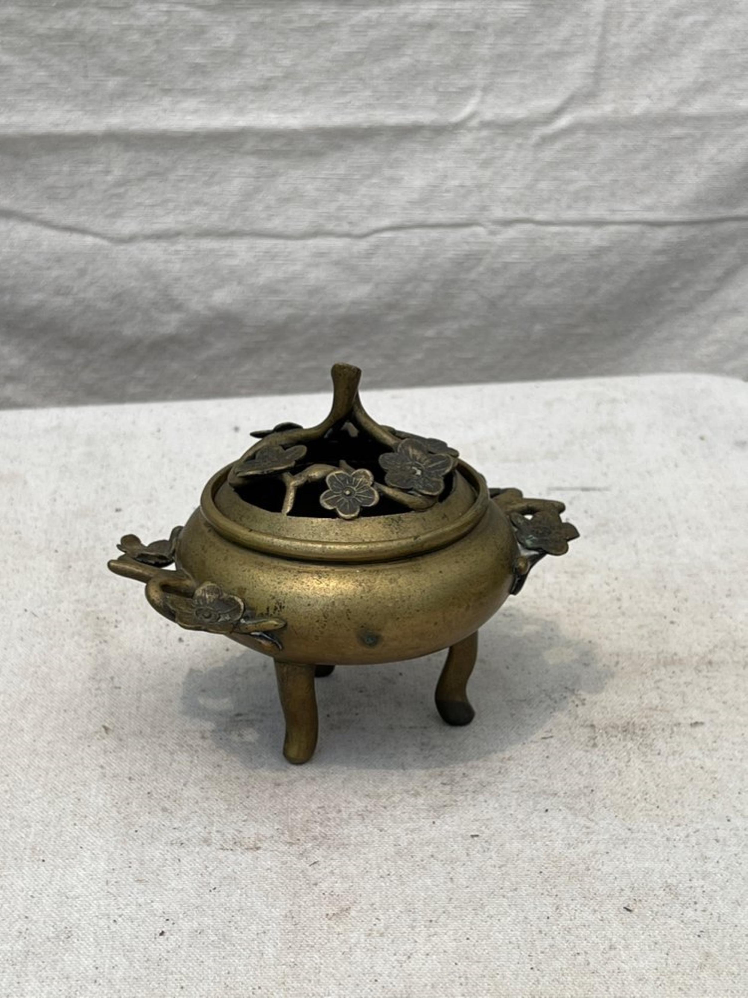 Chinese Qing Dynasty period gilt bronze incense burner In Good Condition For Sale In West Hollywood, CA