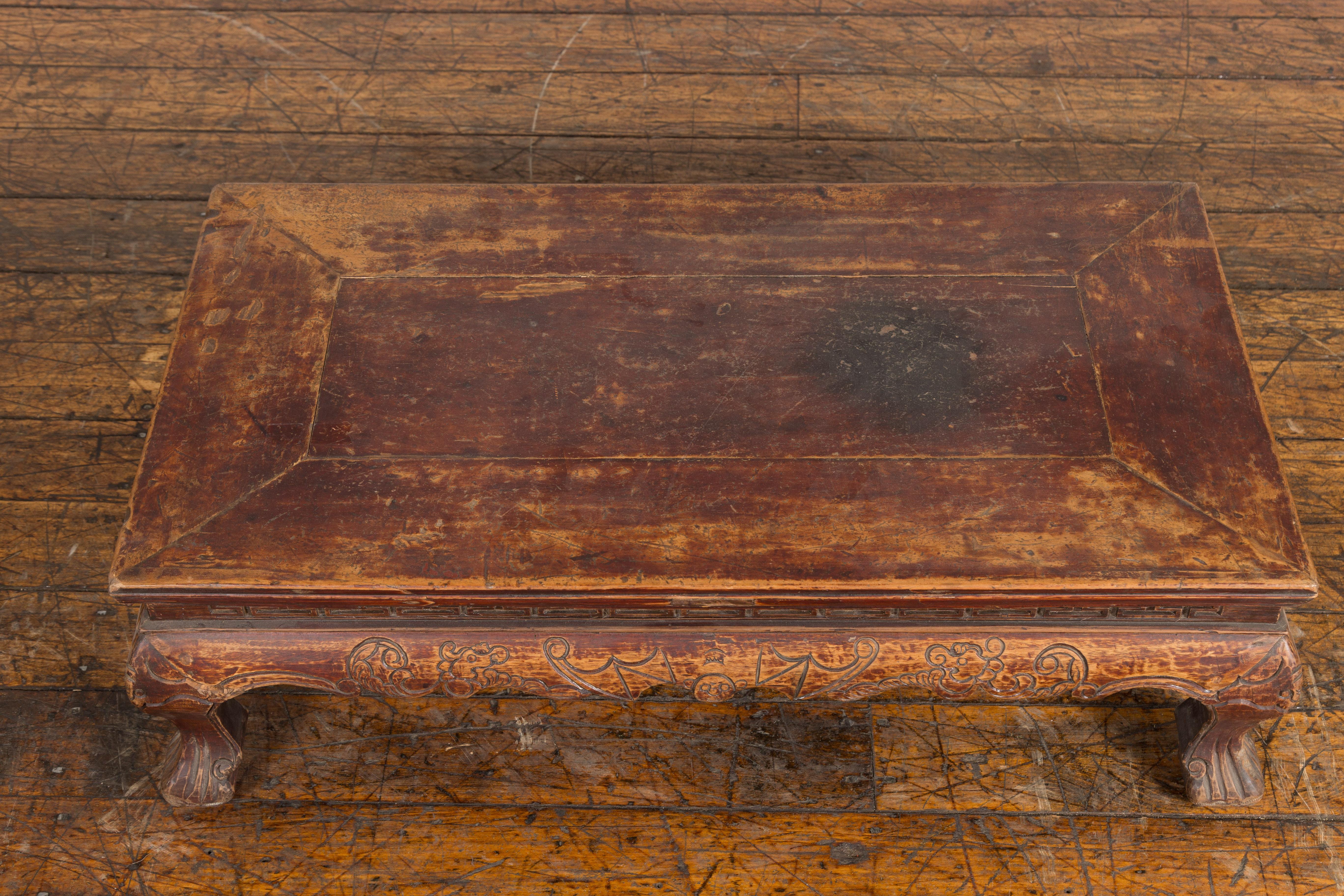 Table basse Kang de la période Dynasty Qing avec chauves-souris sculptées et pieds cabrioles en vente 5