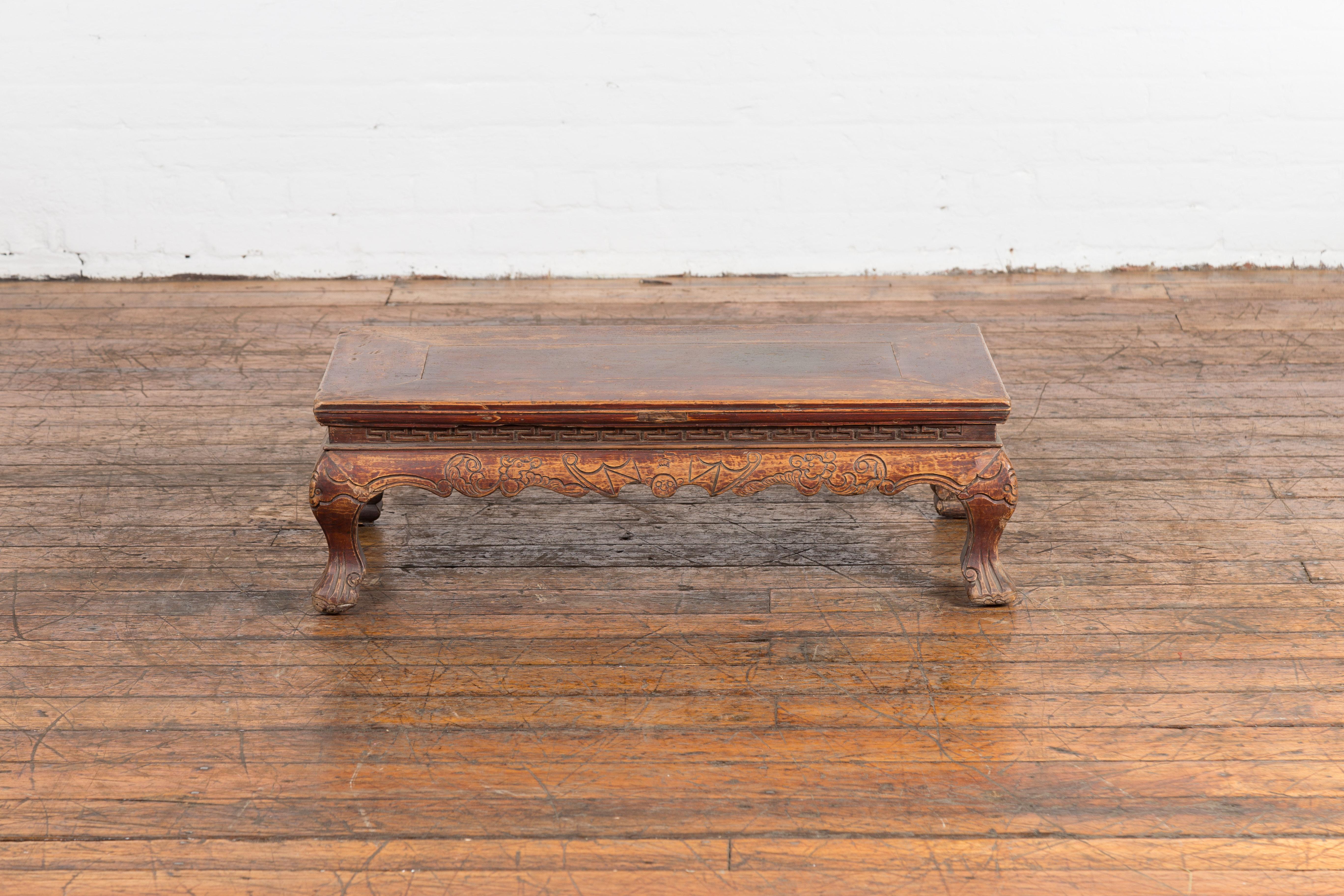 19th Century Chinese Qing Dynasty Period Low Kang Table with Carved Bats and Cabriole Legs For Sale