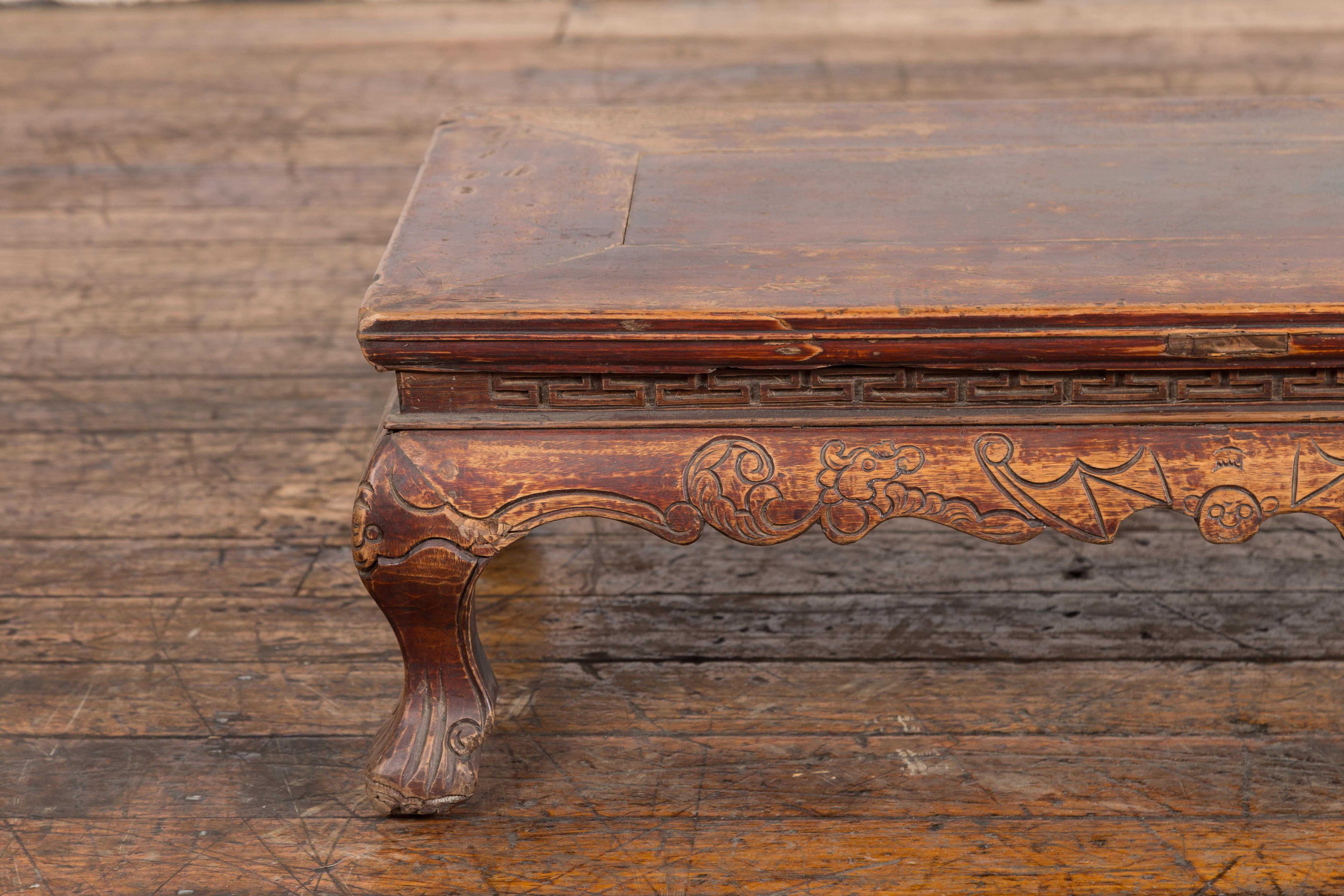 XIXe siècle Table basse Kang de la période Dynasty Qing avec chauves-souris sculptées et pieds cabrioles en vente