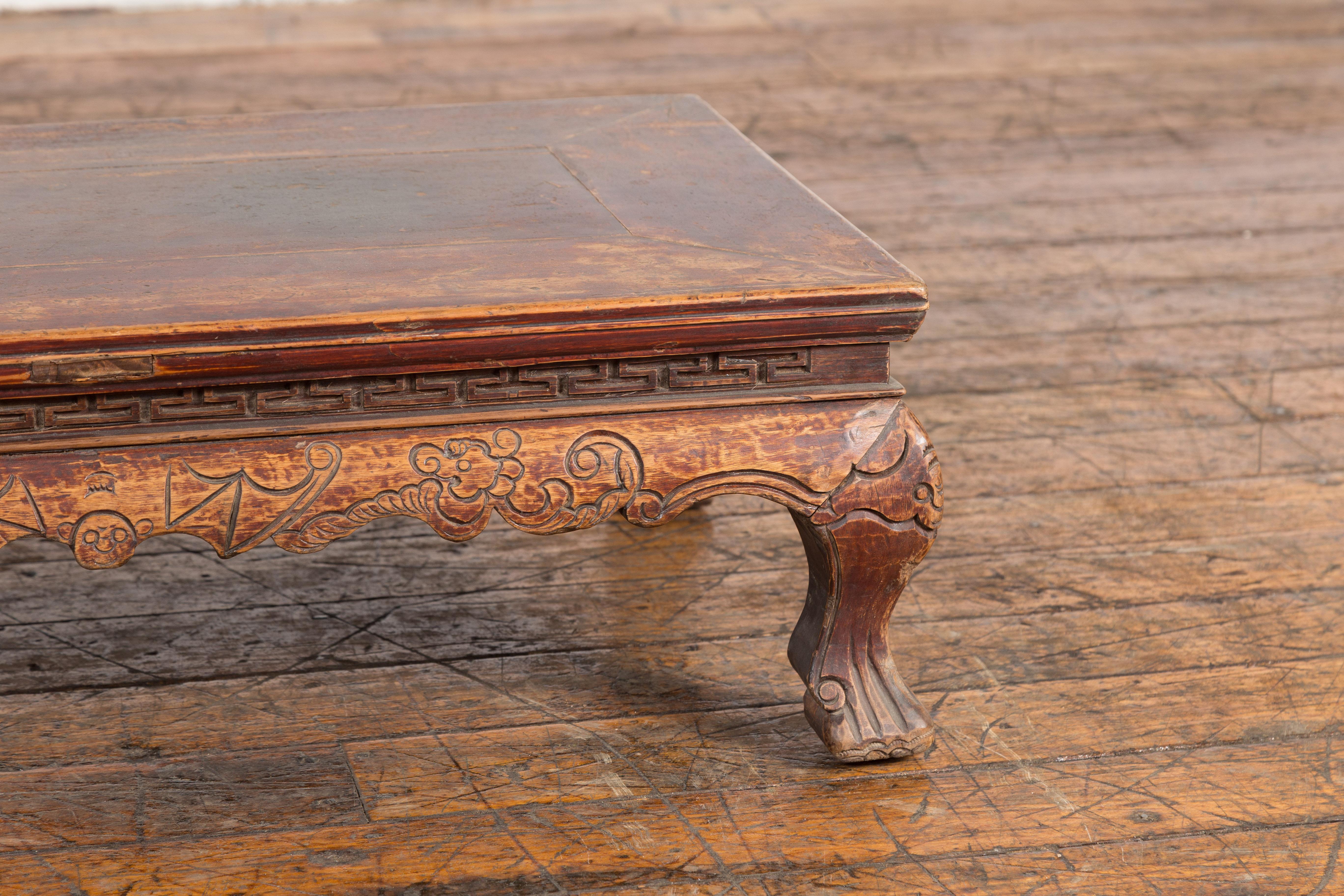 Bois Table basse Kang de la période Dynasty Qing avec chauves-souris sculptées et pieds cabrioles en vente