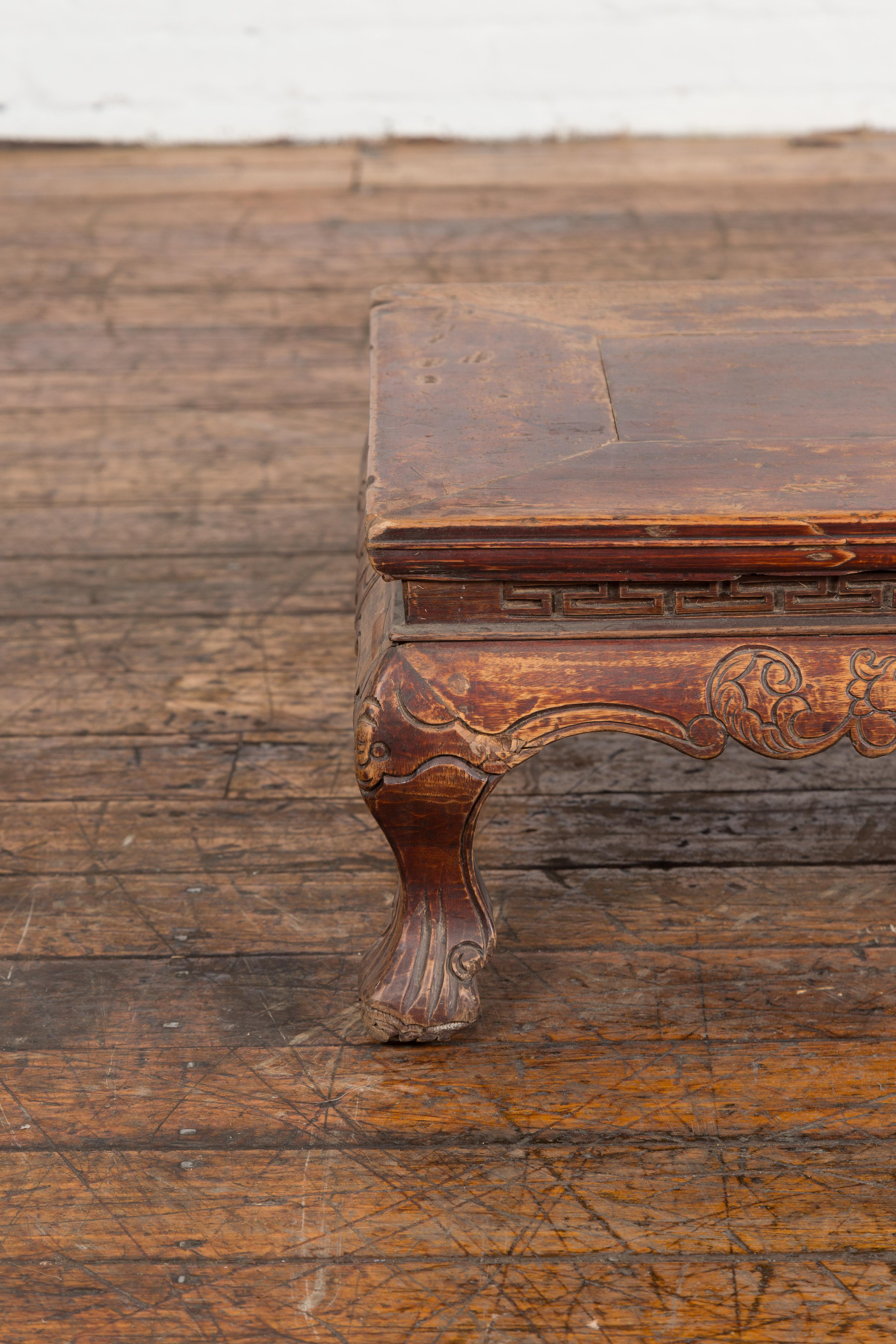 Chinese Qing Dynasty Period Low Kang Table with Carved Bats and Cabriole Legs For Sale 3
