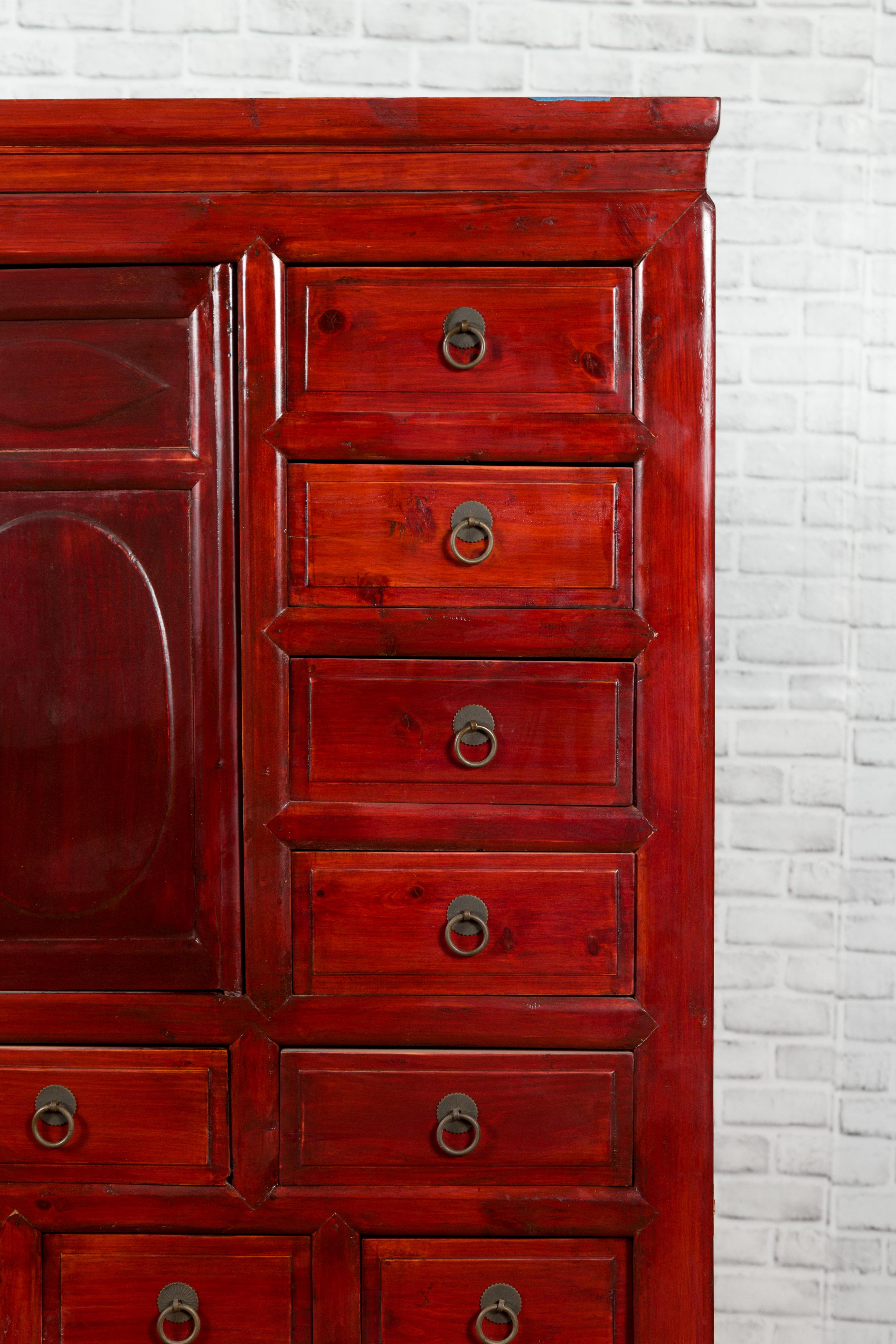 Armoire d'apothicaire chinoise des années 1930 en laque rouge avec 32 tiroirs et panneaux sculptés en vente 3