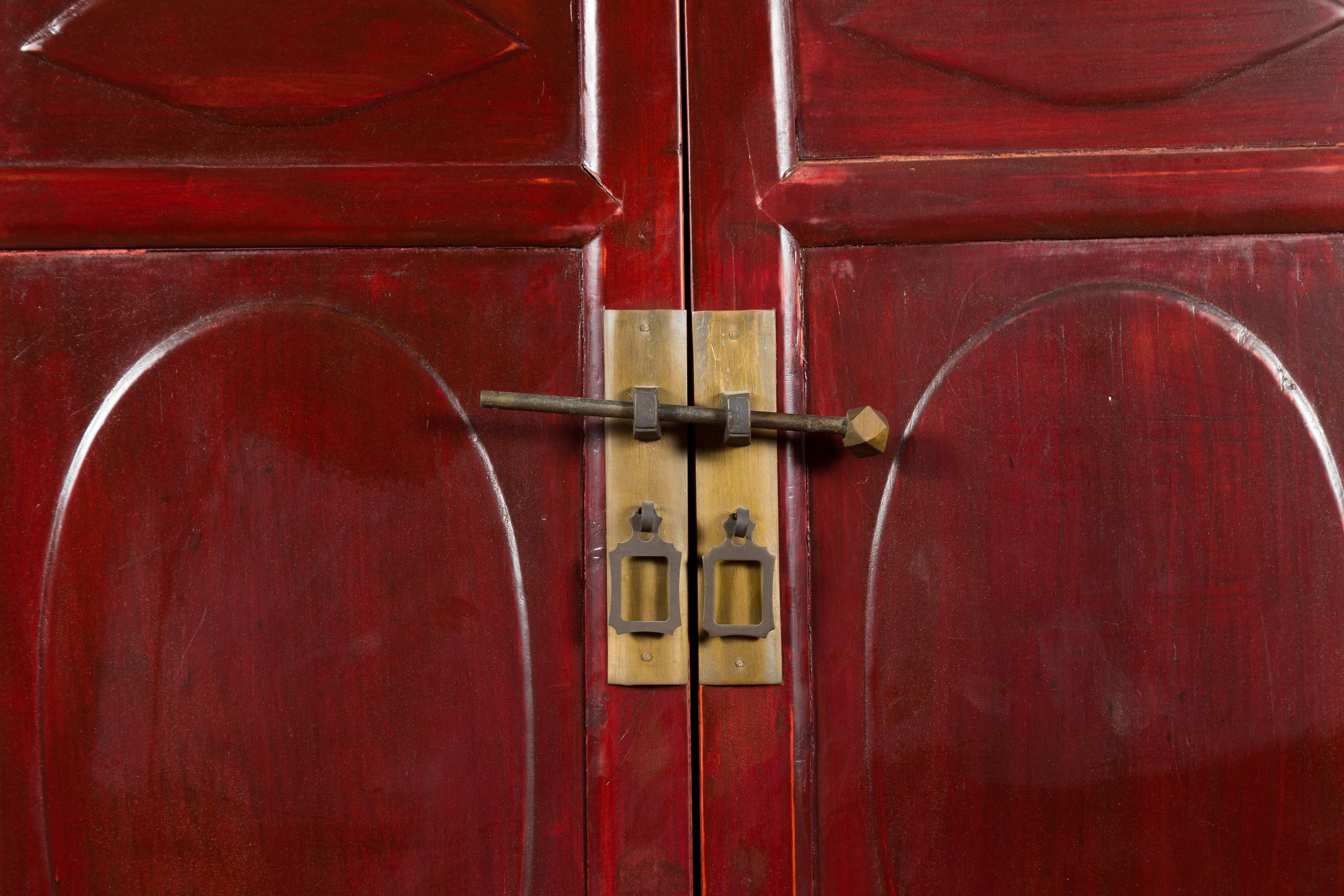 Armoire d'apothicaire chinoise des années 1930 en laque rouge avec 32 tiroirs et panneaux sculptés en vente 4