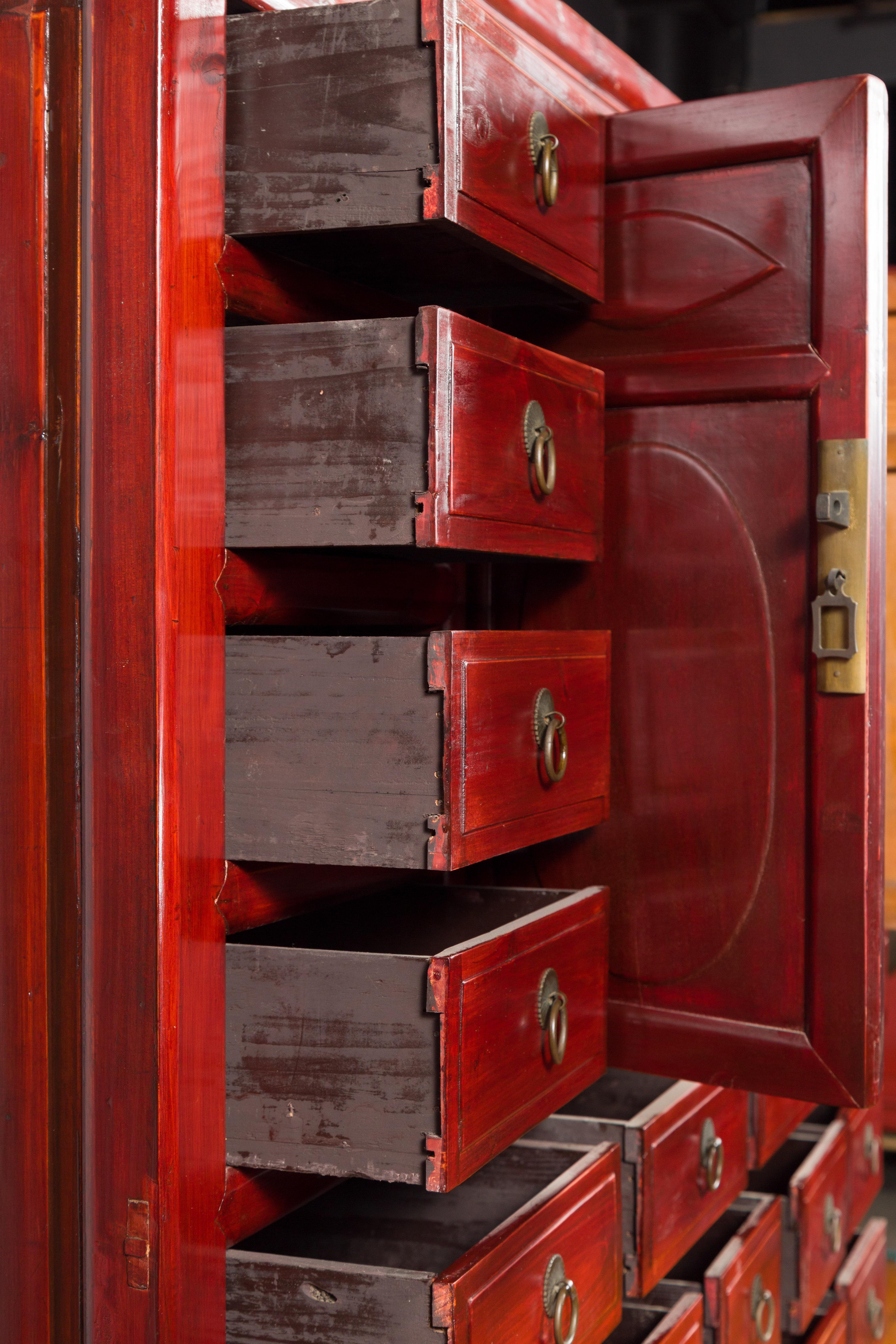 Armoire d'apothicaire chinoise des années 1930 en laque rouge avec 32 tiroirs et panneaux sculptés en vente 5