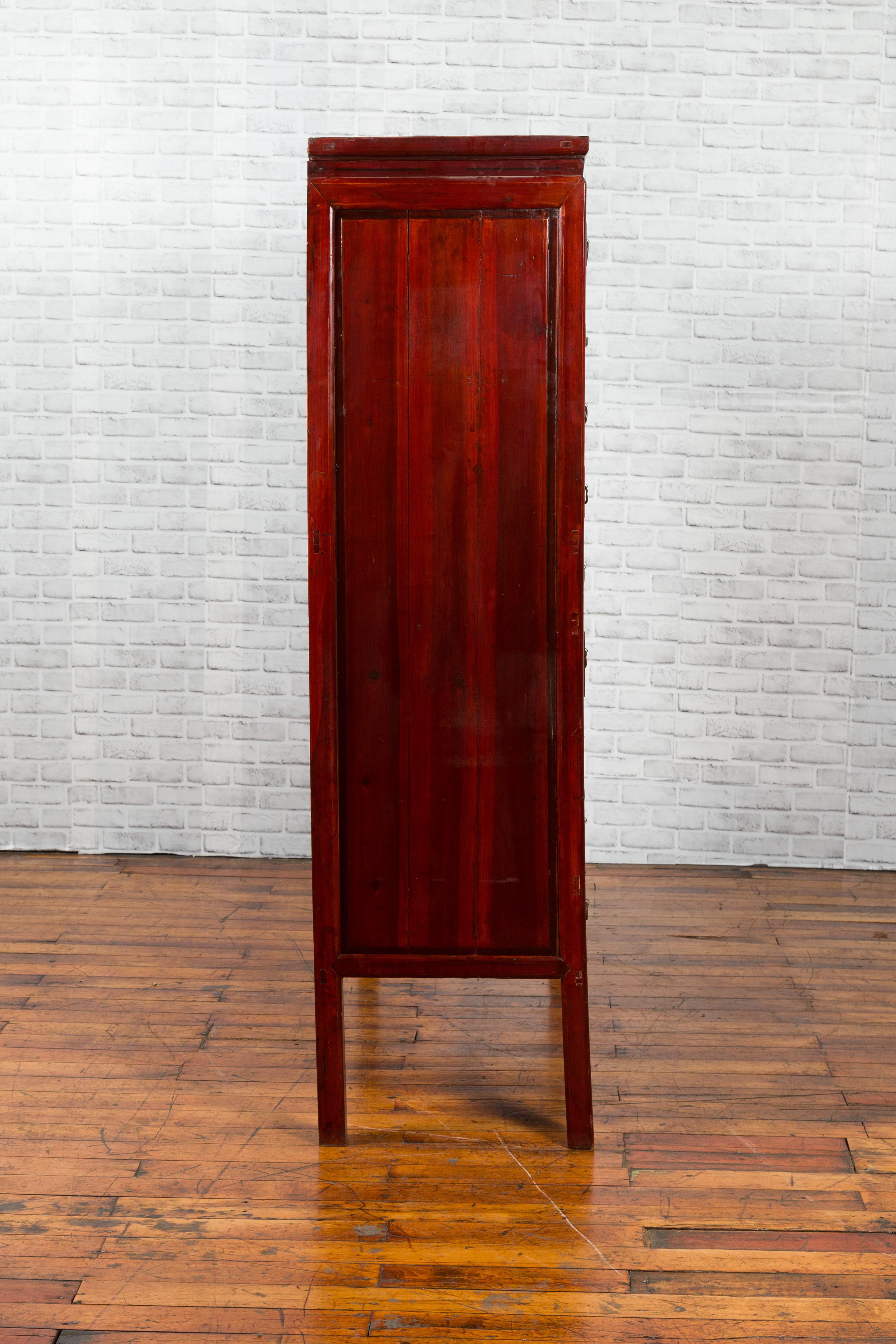 Armoire d'apothicaire chinoise des années 1930 en laque rouge avec 32 tiroirs et panneaux sculptés en vente 6