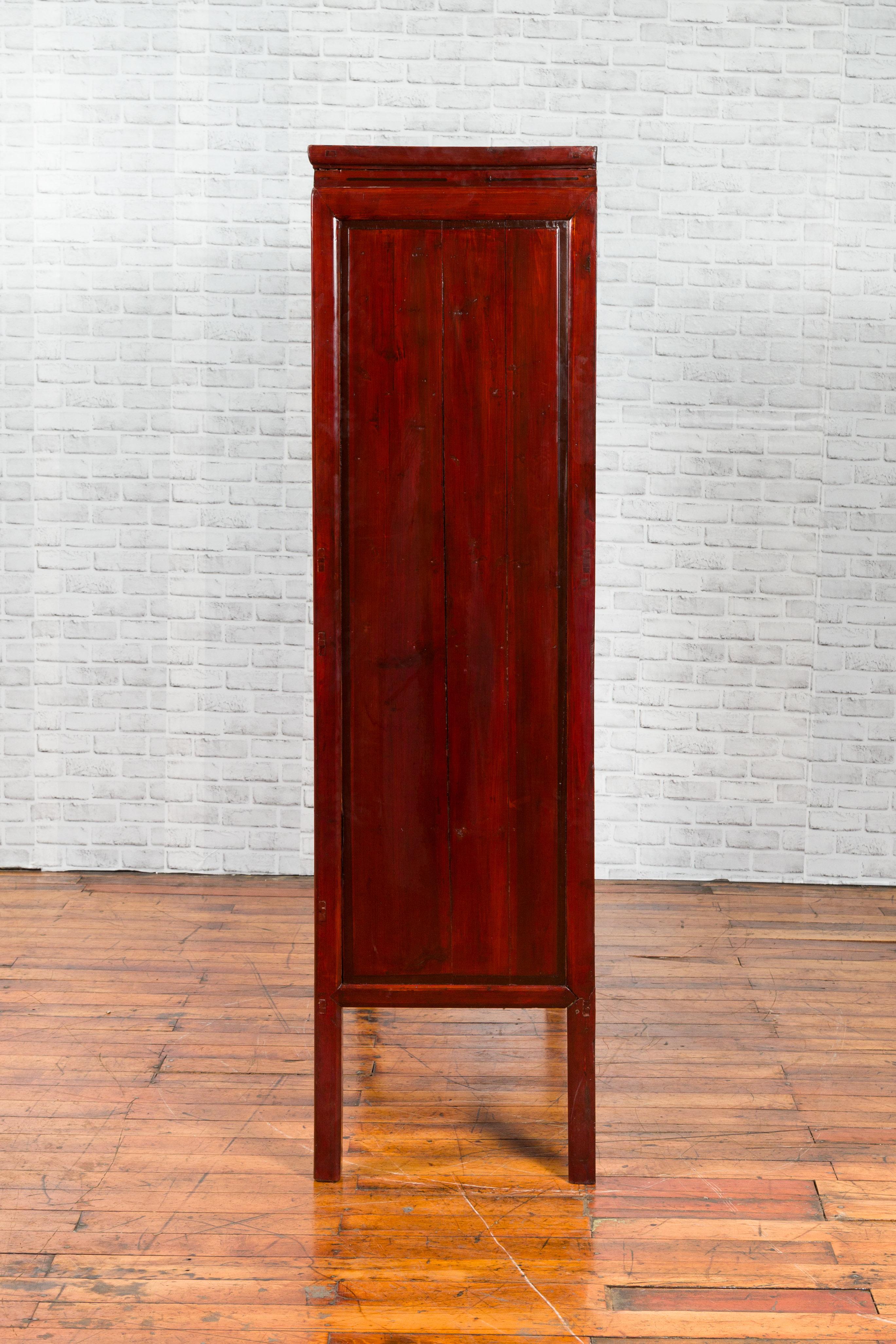 Armoire d'apothicaire chinoise des années 1930 en laque rouge avec 32 tiroirs et panneaux sculptés en vente 9