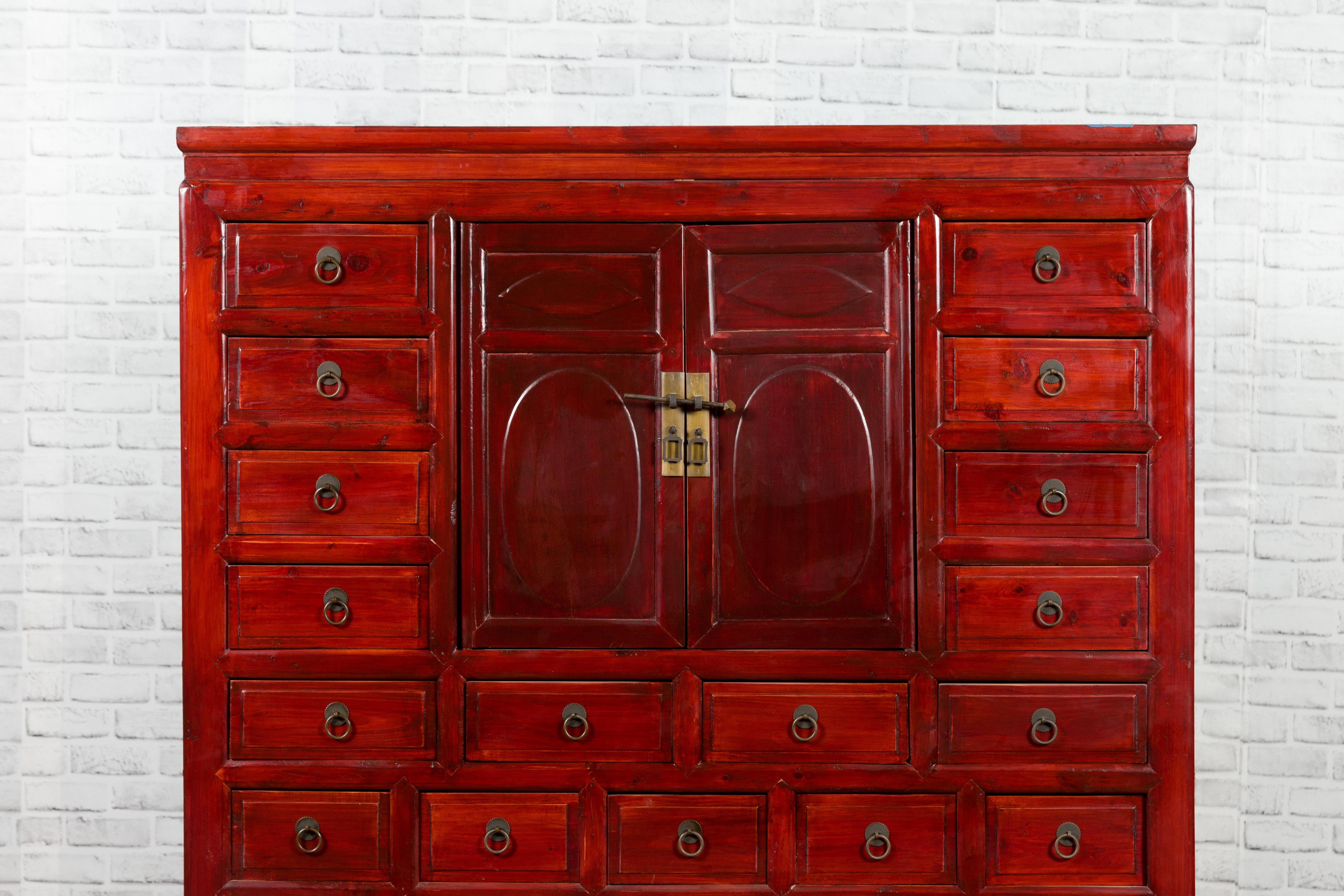 Armoire d'apothicaire chinoise des années 1930 en laque rouge avec 32 tiroirs et panneaux sculptés Bon état - En vente à Yonkers, NY