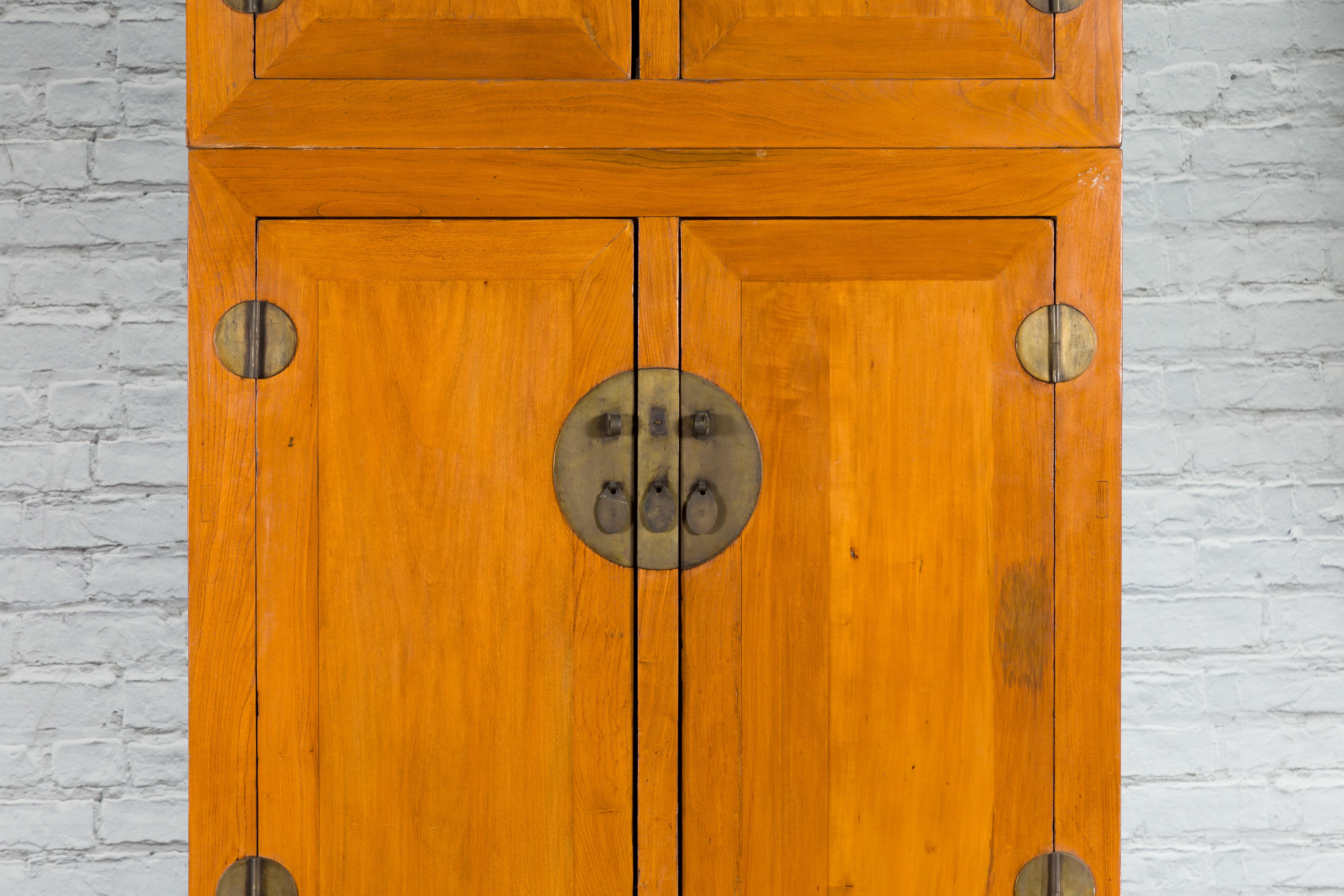 Armoire coulissante chinoise en bois d'époque dynastie Qing avec portes et tablier sculpté en vente 1