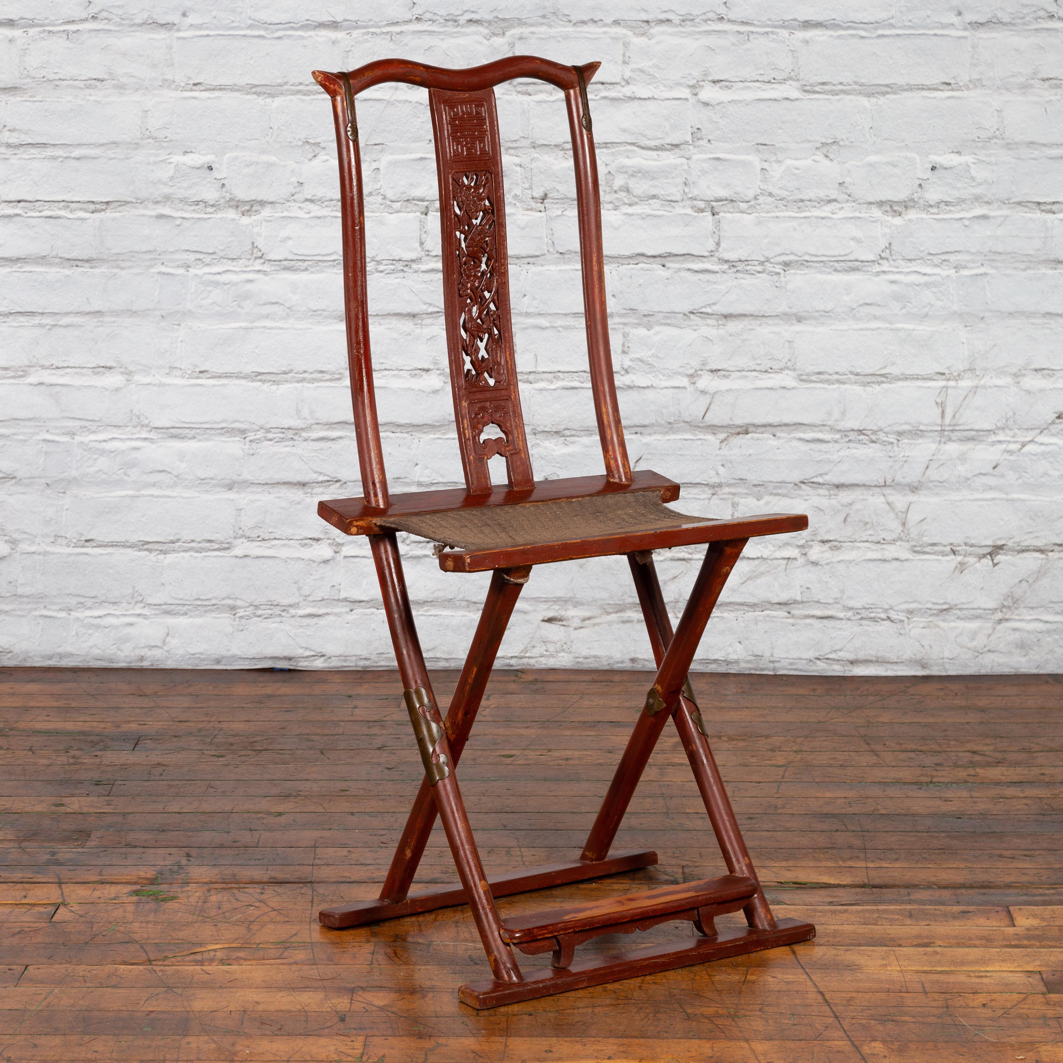 Qing Dynasty Rotlack-Reisestuhl mit gewebtem Sitz im Angebot 4