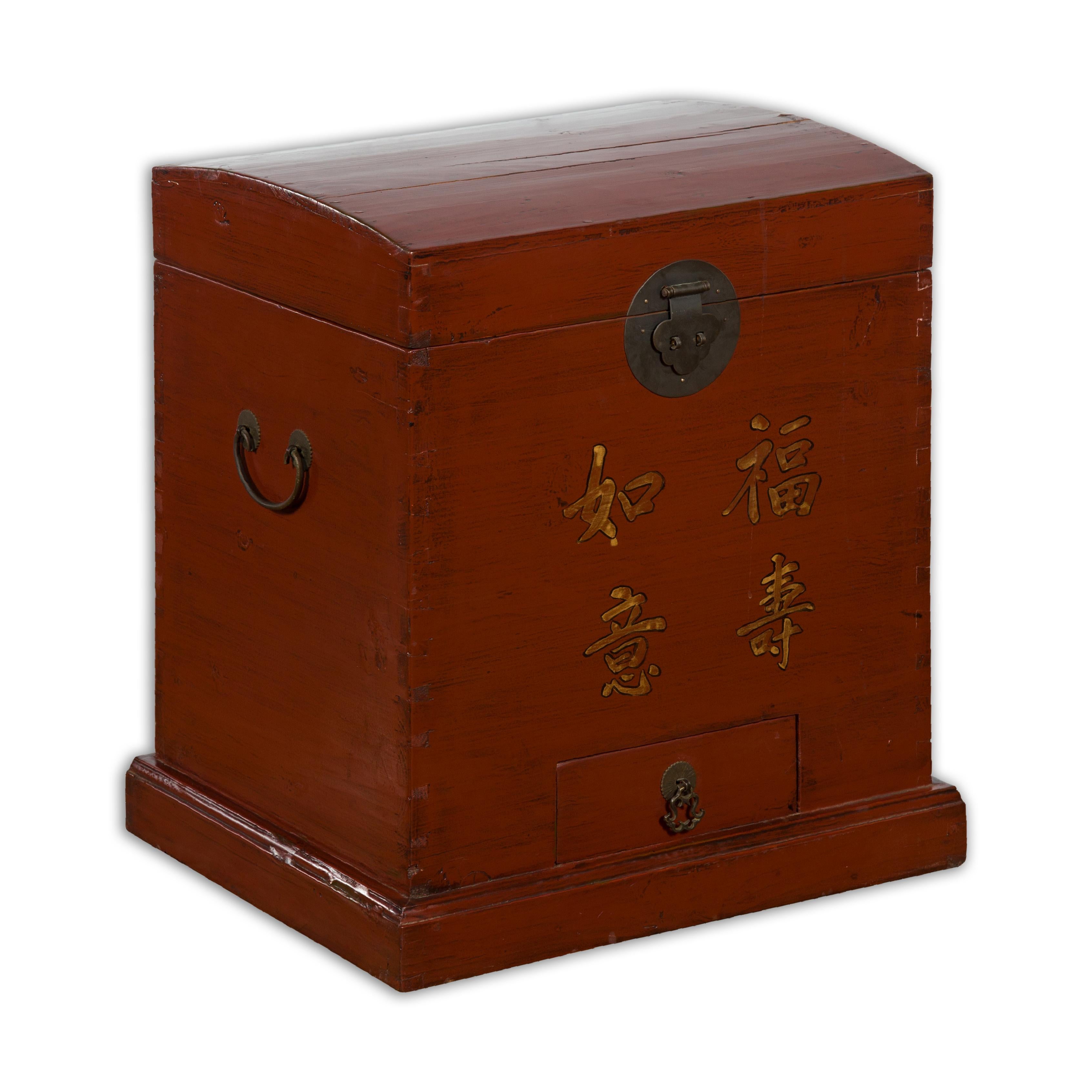 Chinese Qing Dynasty Red Lacquer Treasure Chest with Gilded Calligraphy For Sale 3