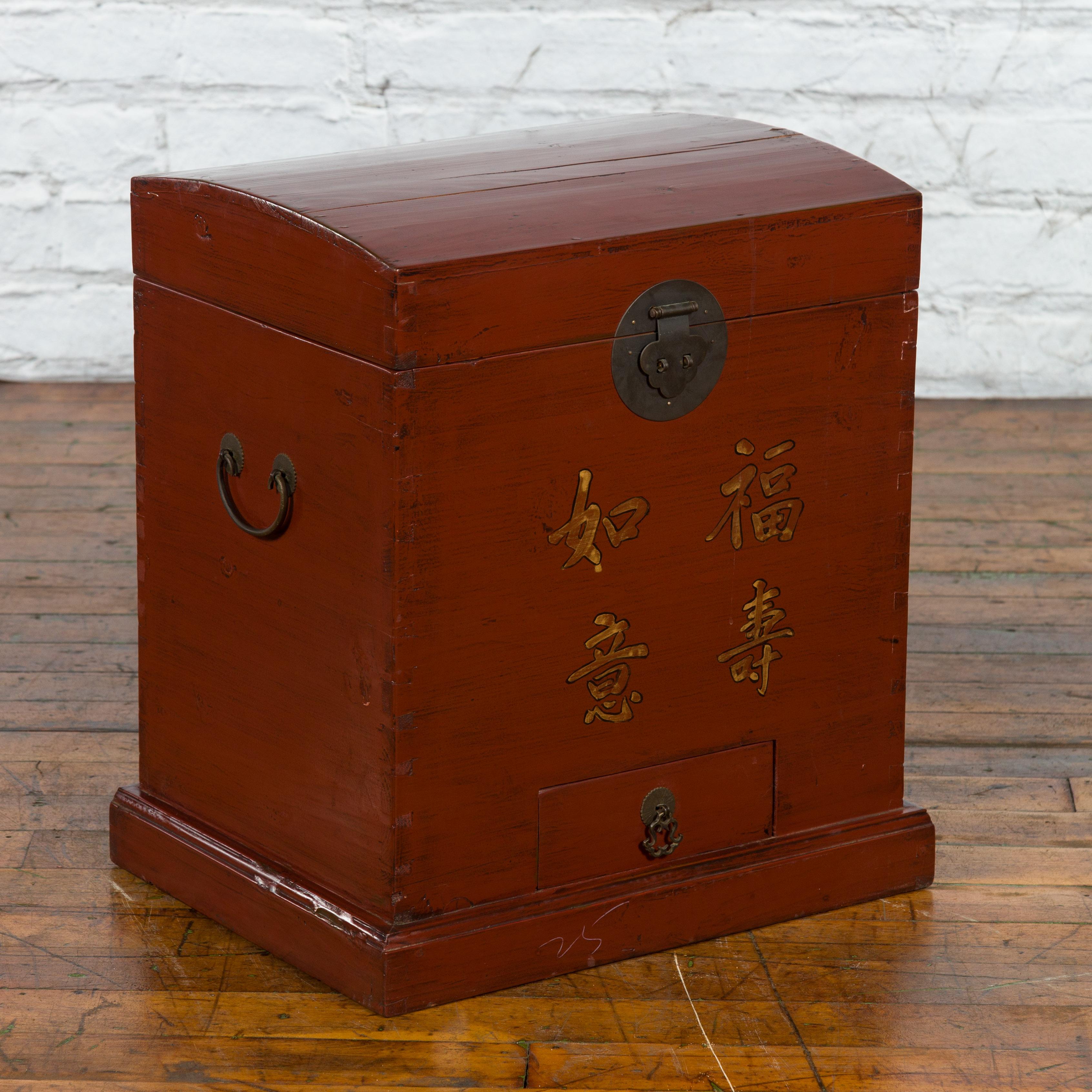 Chinois Coffre à trésors en laque rouge de la dynastie chinoise Qing avec calligraphie dorée en vente