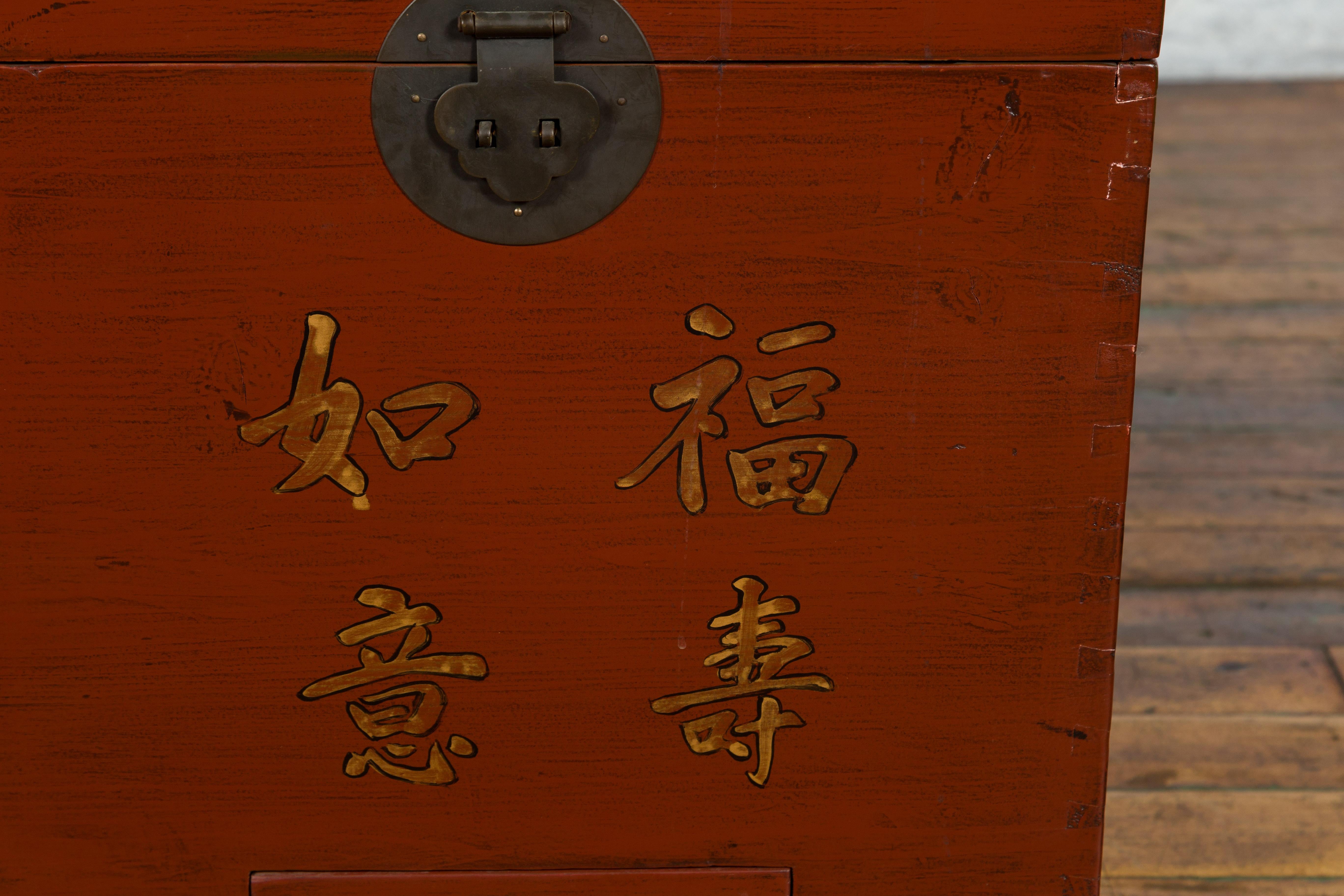 Chinesische Schatztruhe aus der chinesischen Qing-Dynastie aus rotem Lack mit vergoldeter Kalligrafie (Messing) im Angebot