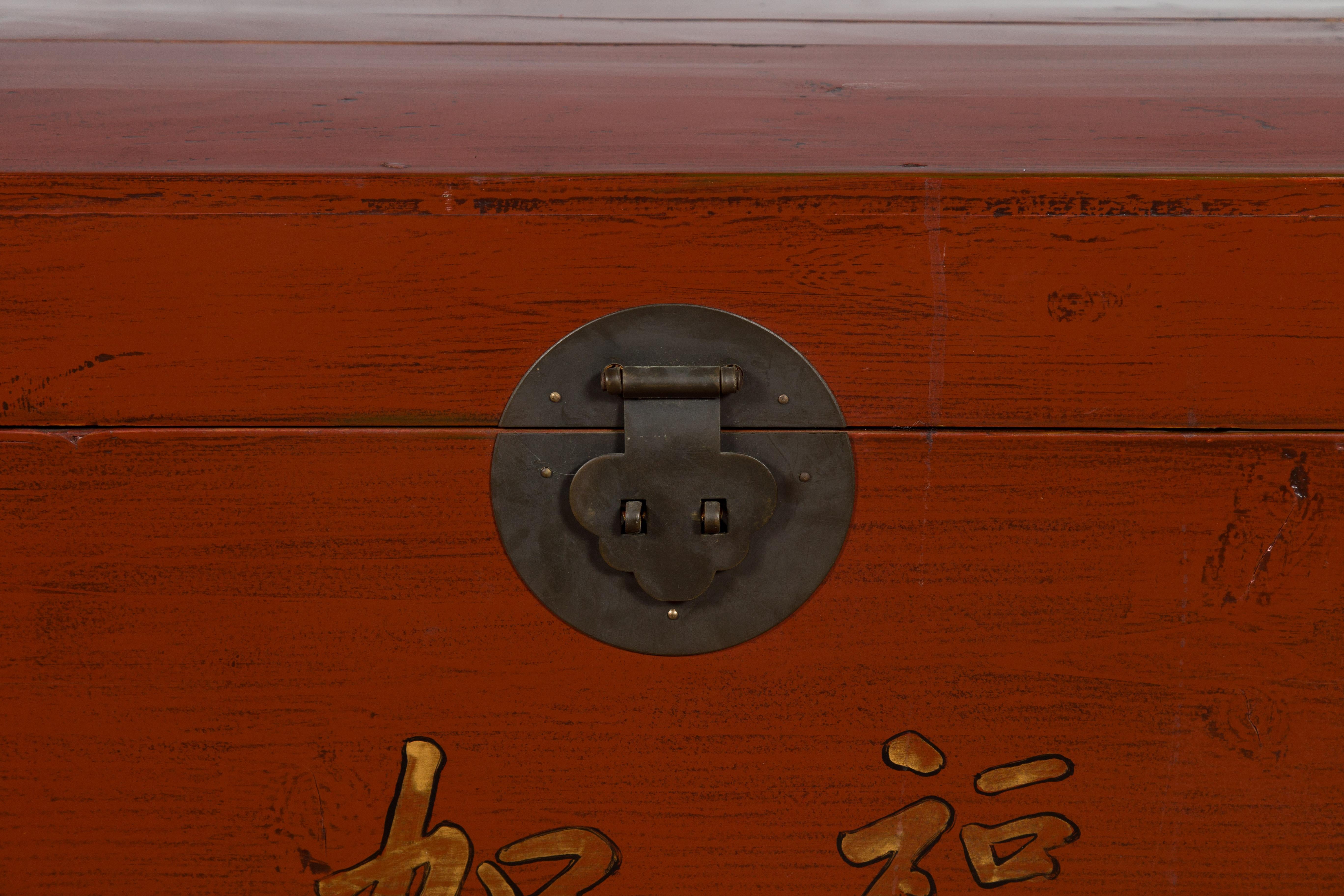 Chinesische Schatztruhe aus der chinesischen Qing-Dynastie aus rotem Lack mit vergoldeter Kalligrafie im Angebot 1