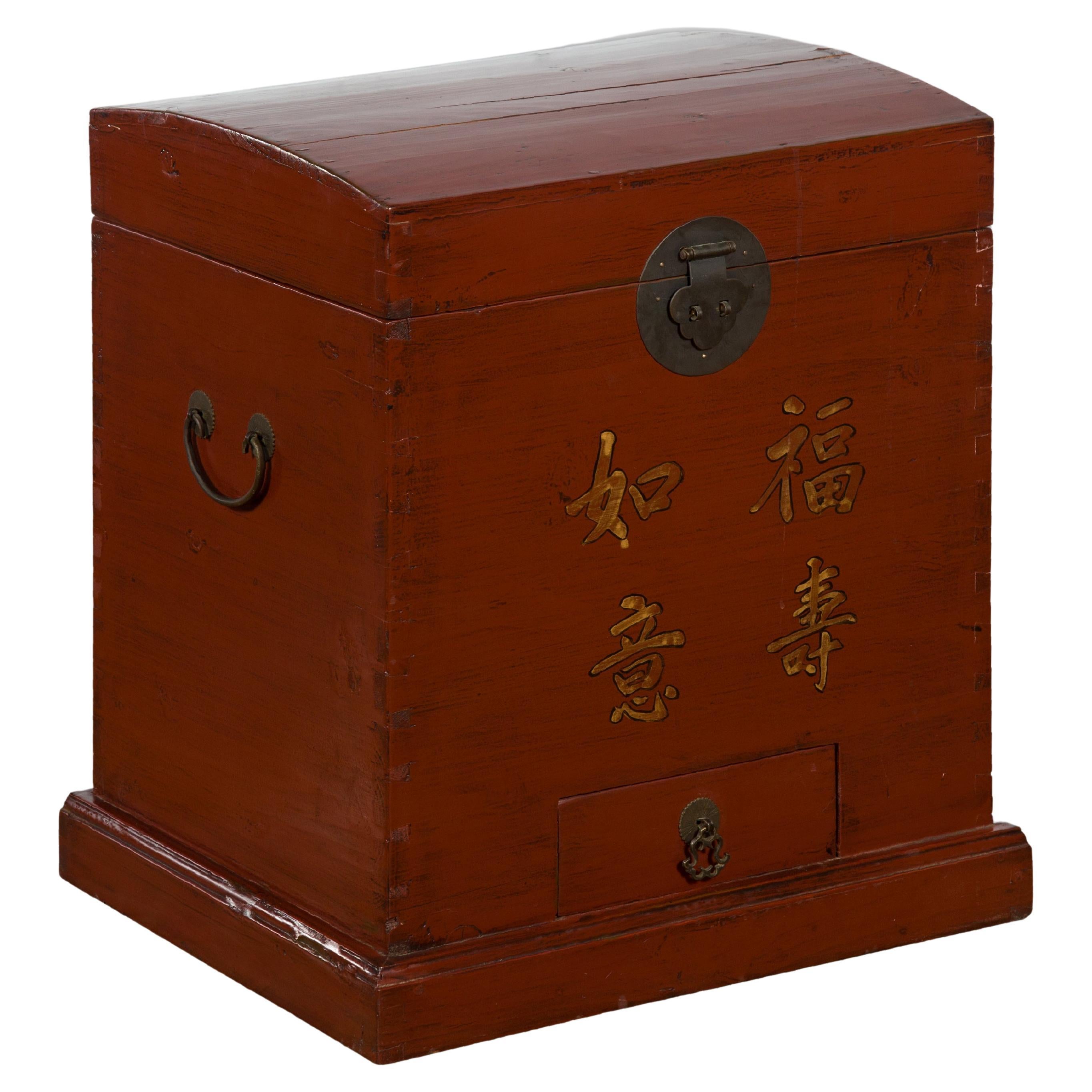 Coffre à trésors en laque rouge de la dynastie chinoise Qing avec calligraphie dorée en vente