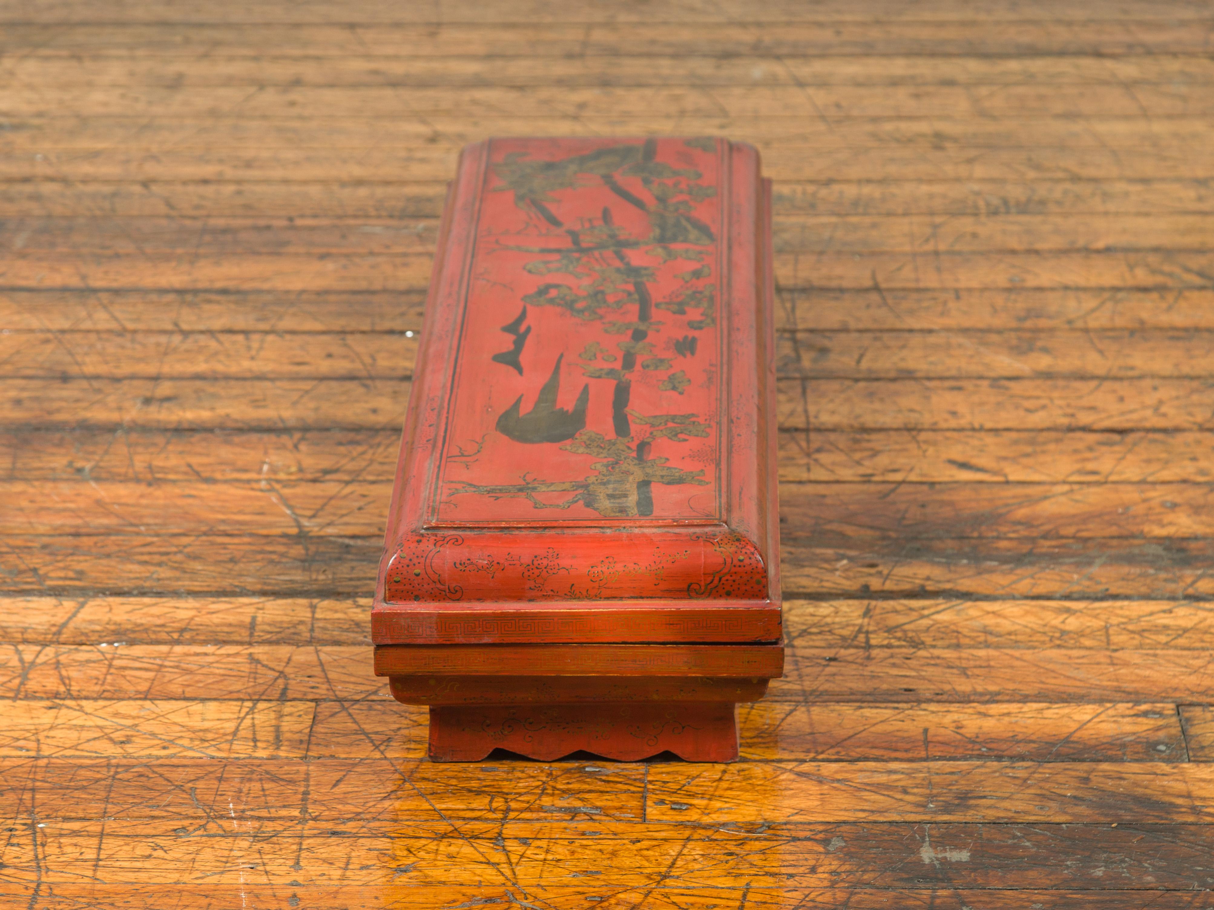 Qing Dynasty Red Lacquered Scroll Box with Distressed Gold Chinoiserie Décor For Sale 1