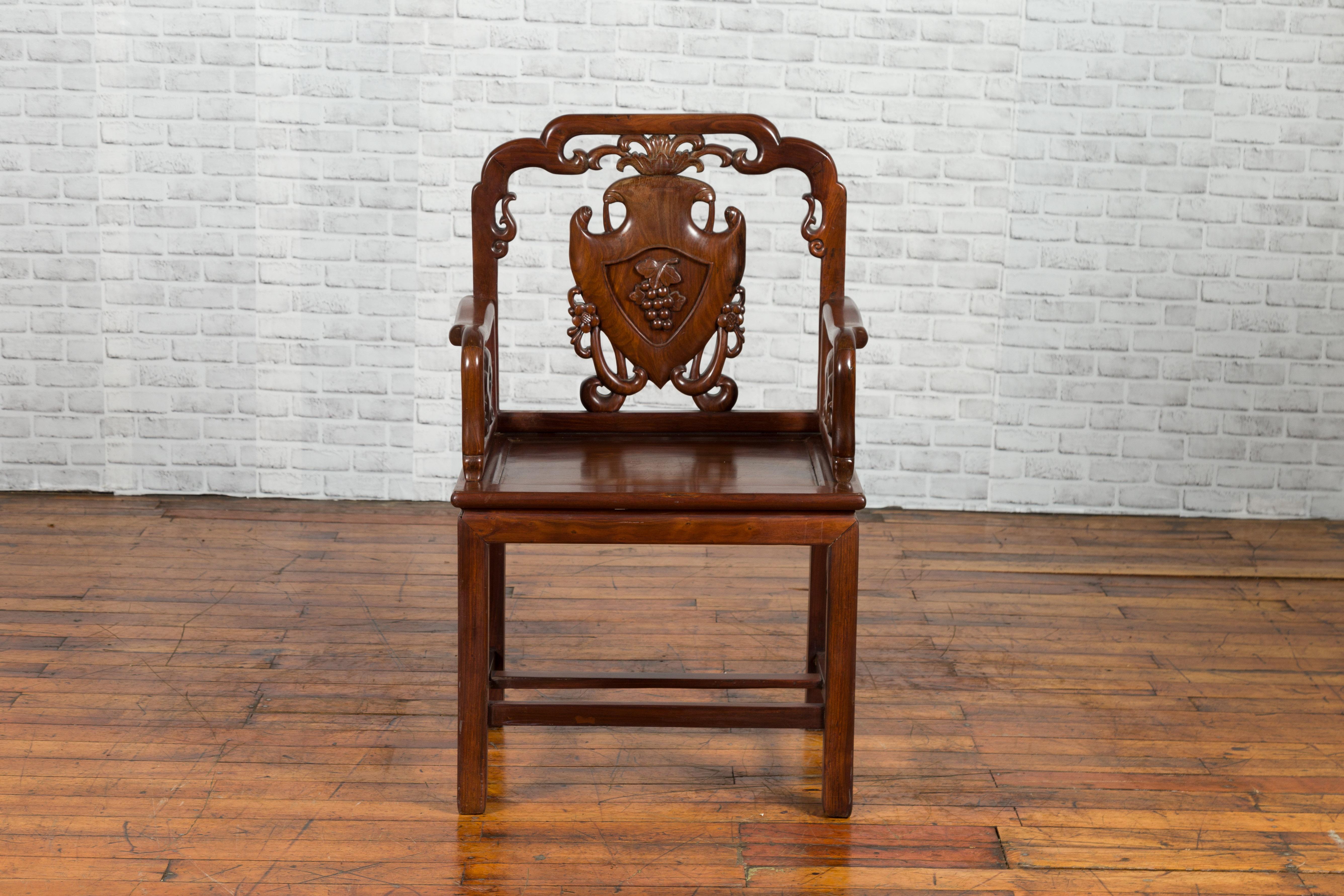 Chinese Qing Dynasty Rosewood Armchair with Carved Splat and Arm Supports In Good Condition For Sale In Yonkers, NY