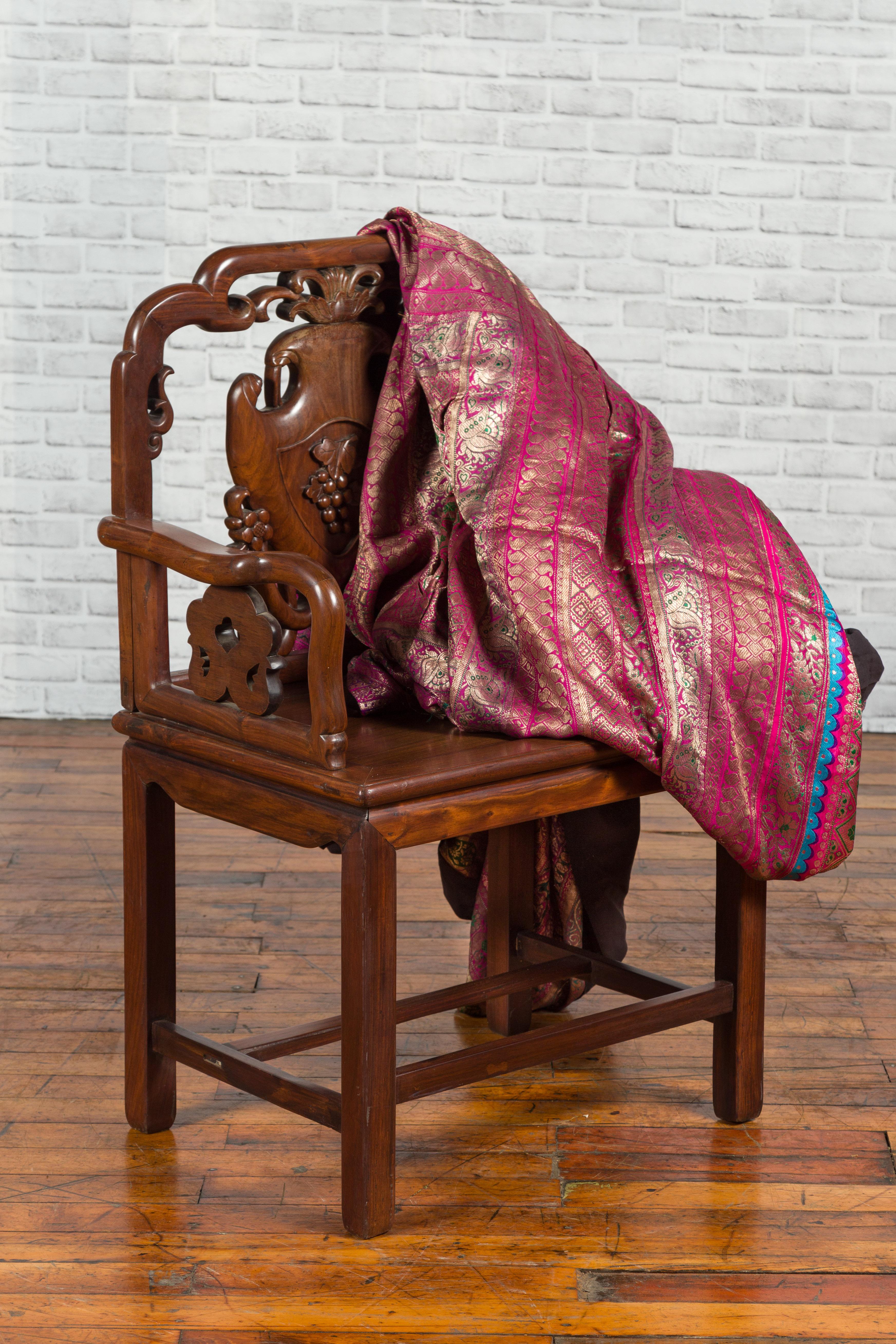 19th Century Chinese Qing Dynasty Rosewood Armchair with Carved Splat and Arm Supports For Sale