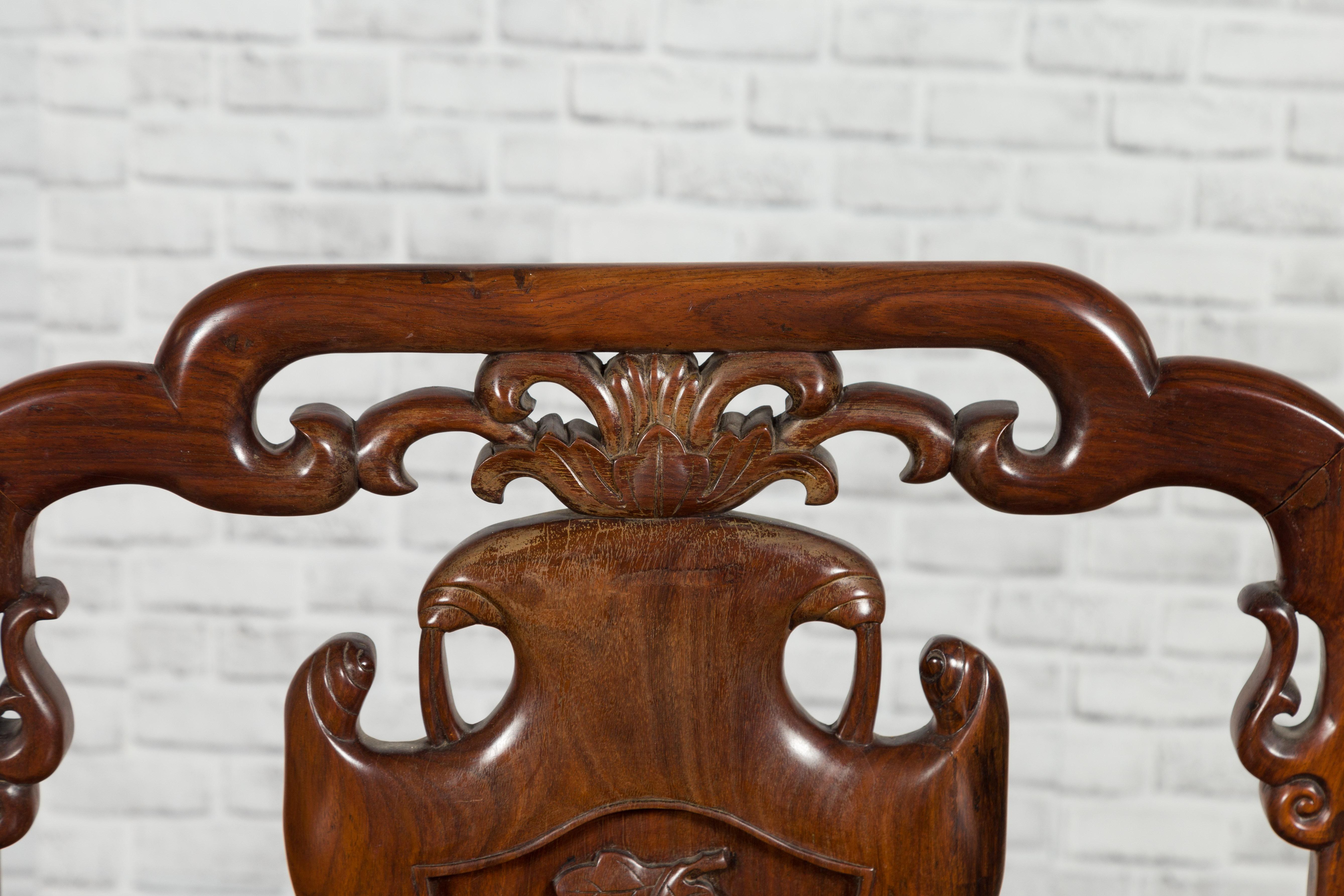 Chinese Qing Dynasty Rosewood Armchair with Carved Splat and Arm Supports For Sale 3