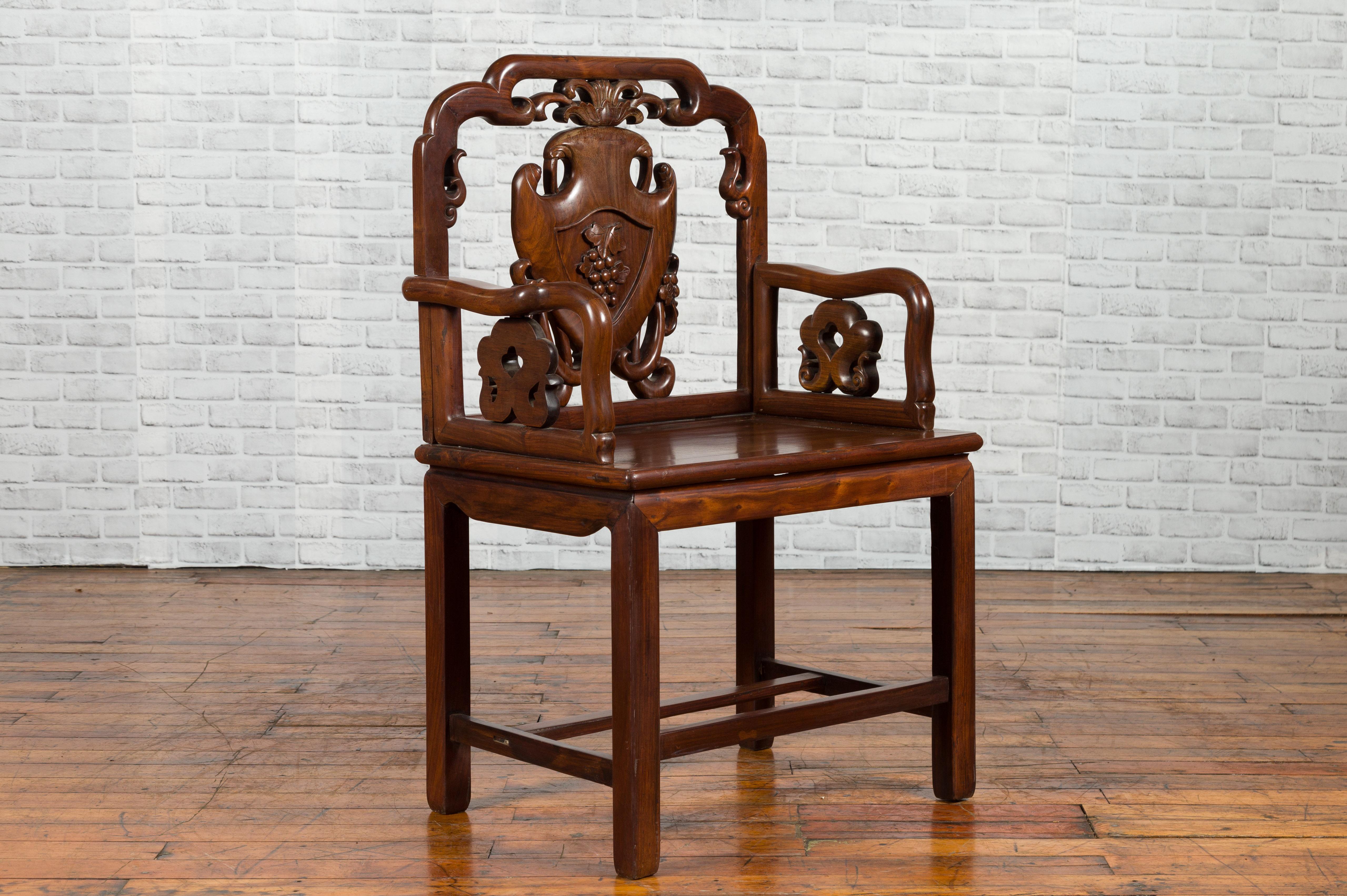 Chinese Qing Dynasty Rosewood Armchair with Carved Splat and Arm Supports For Sale 4