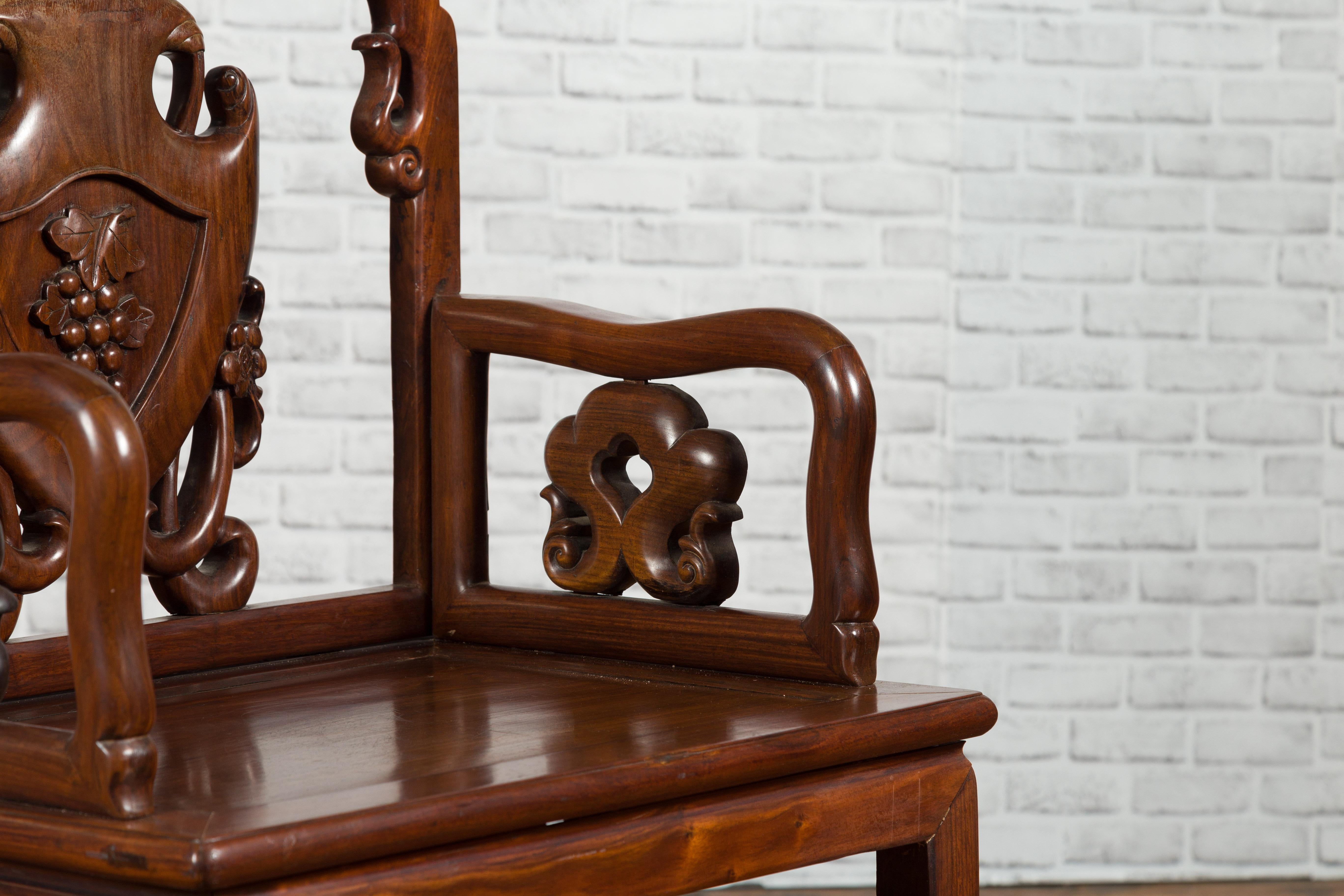 Chinese Qing Dynasty Rosewood Armchair with Carved Splat and Arm Supports For Sale 5
