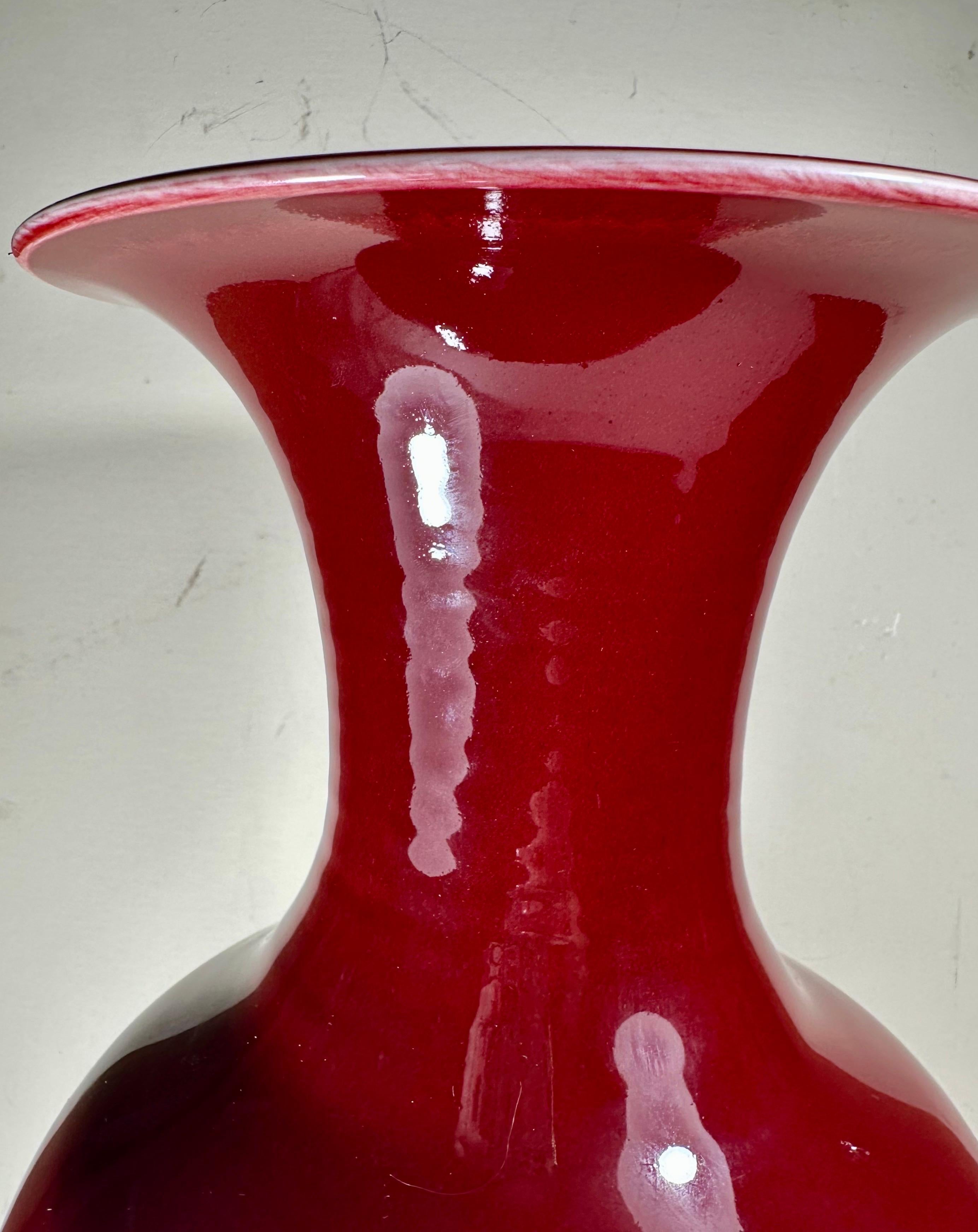 Vase bulbeux de la dynastie chinoise des Qing, le Sang de Boeuf. en vente 3