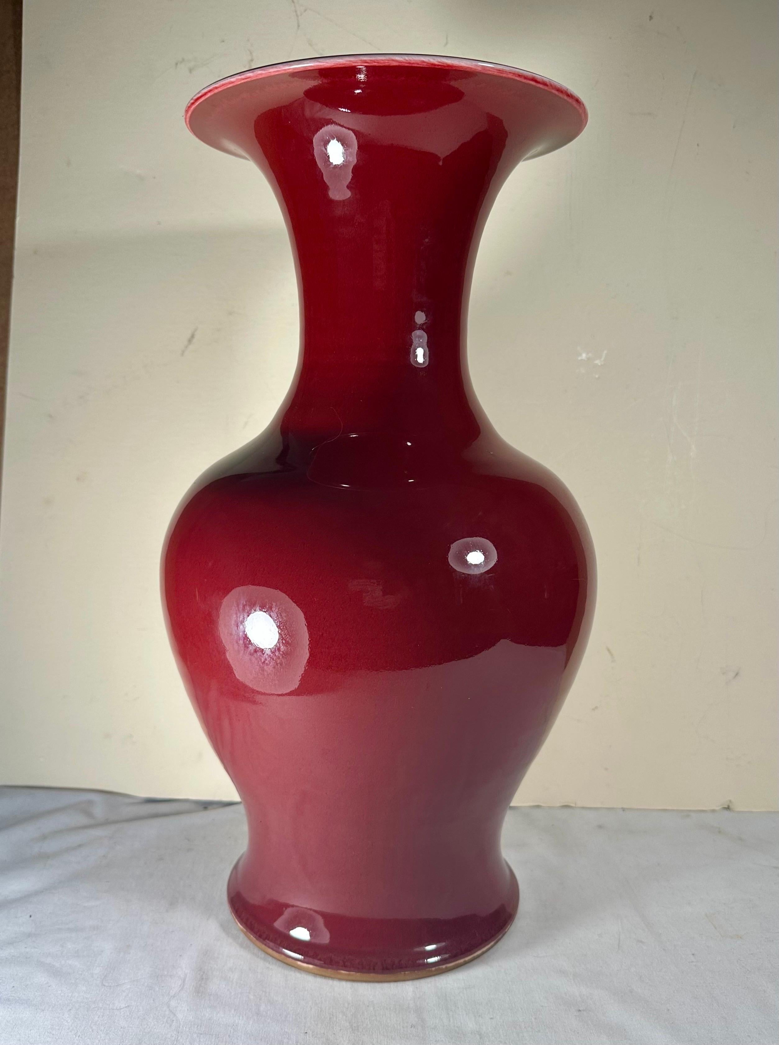 Vase bulbeux de la dynastie chinoise des Qing, le Sang de Boeuf. en vente 4