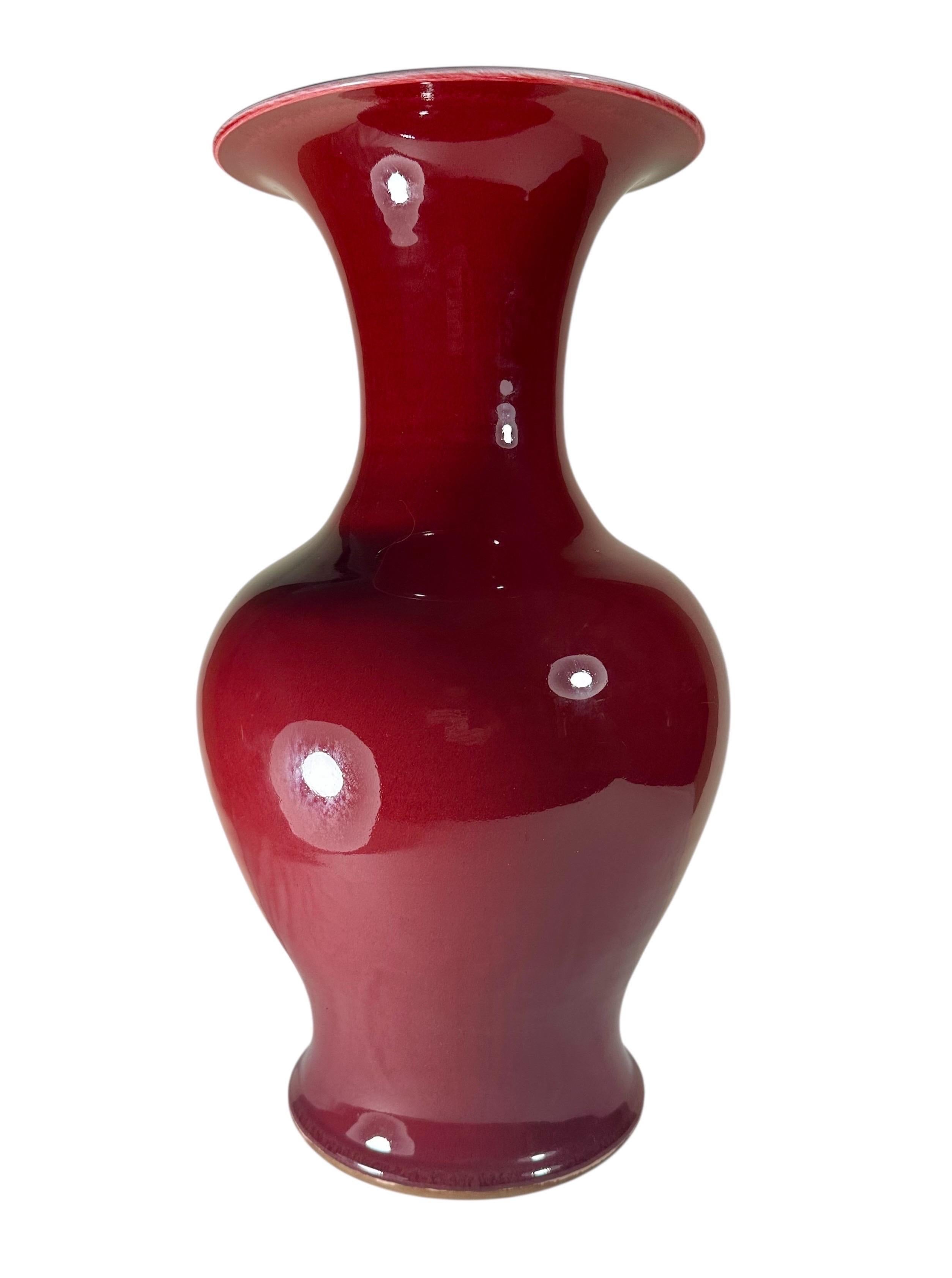 Vase bulbeux de la dynastie chinoise des Qing, le Sang de Boeuf. en vente 5