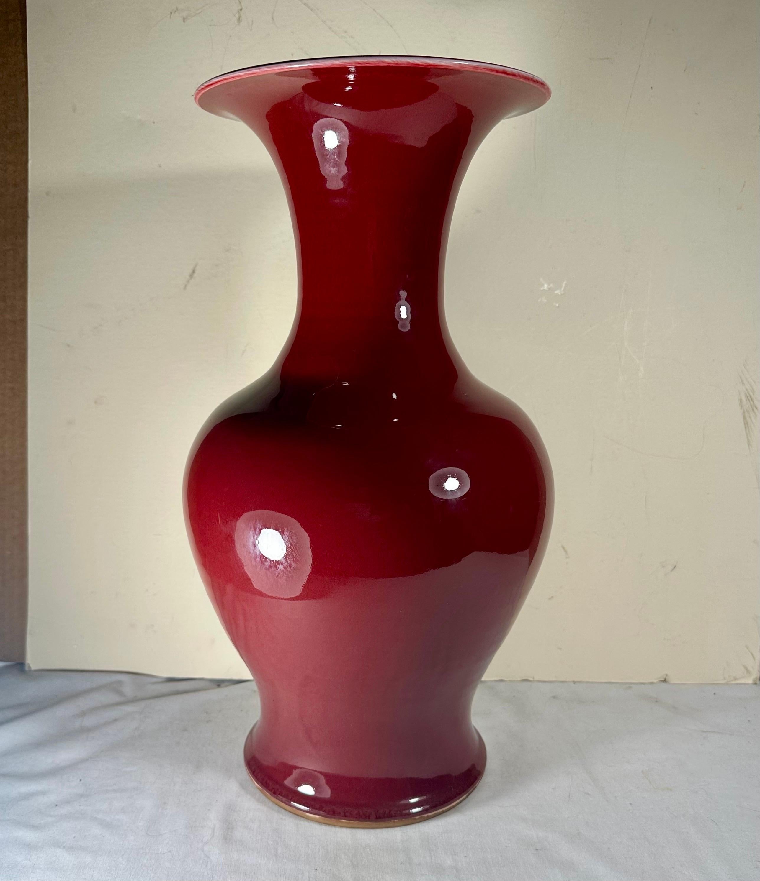Vase bulbeux de la dynastie chinoise des Qing, le Sang de Boeuf. en vente 6
