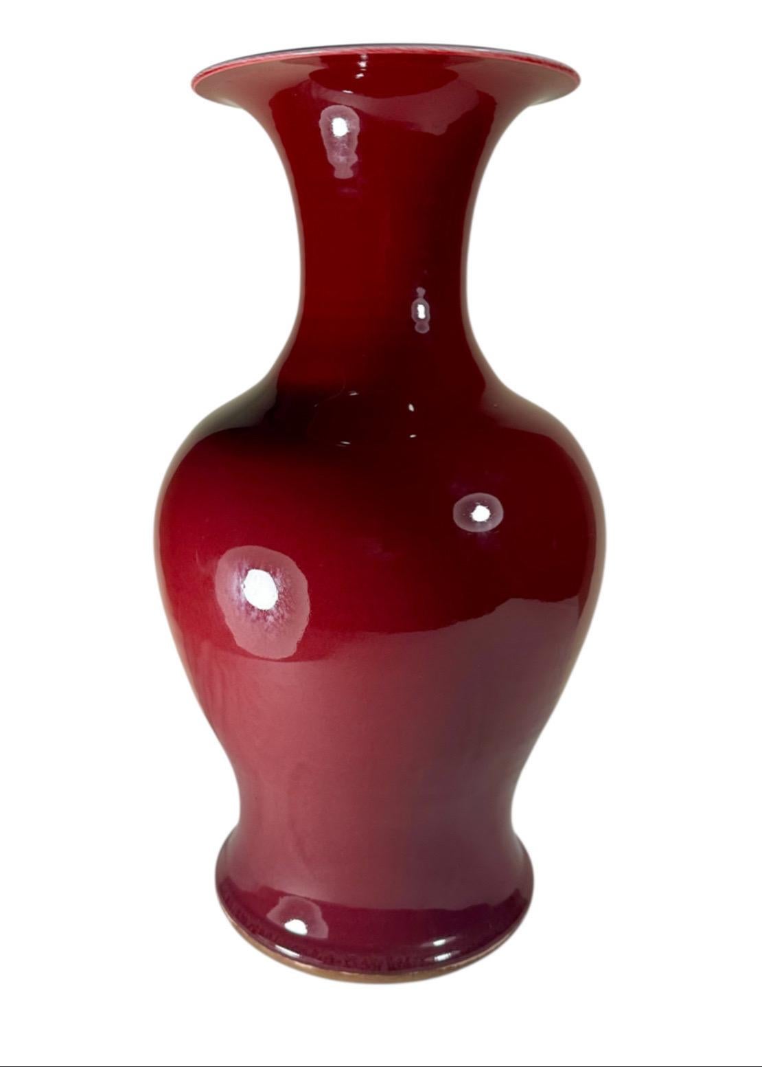 Vase bulbeux de la dynastie chinoise des Qing, le Sang de Boeuf. en vente 7