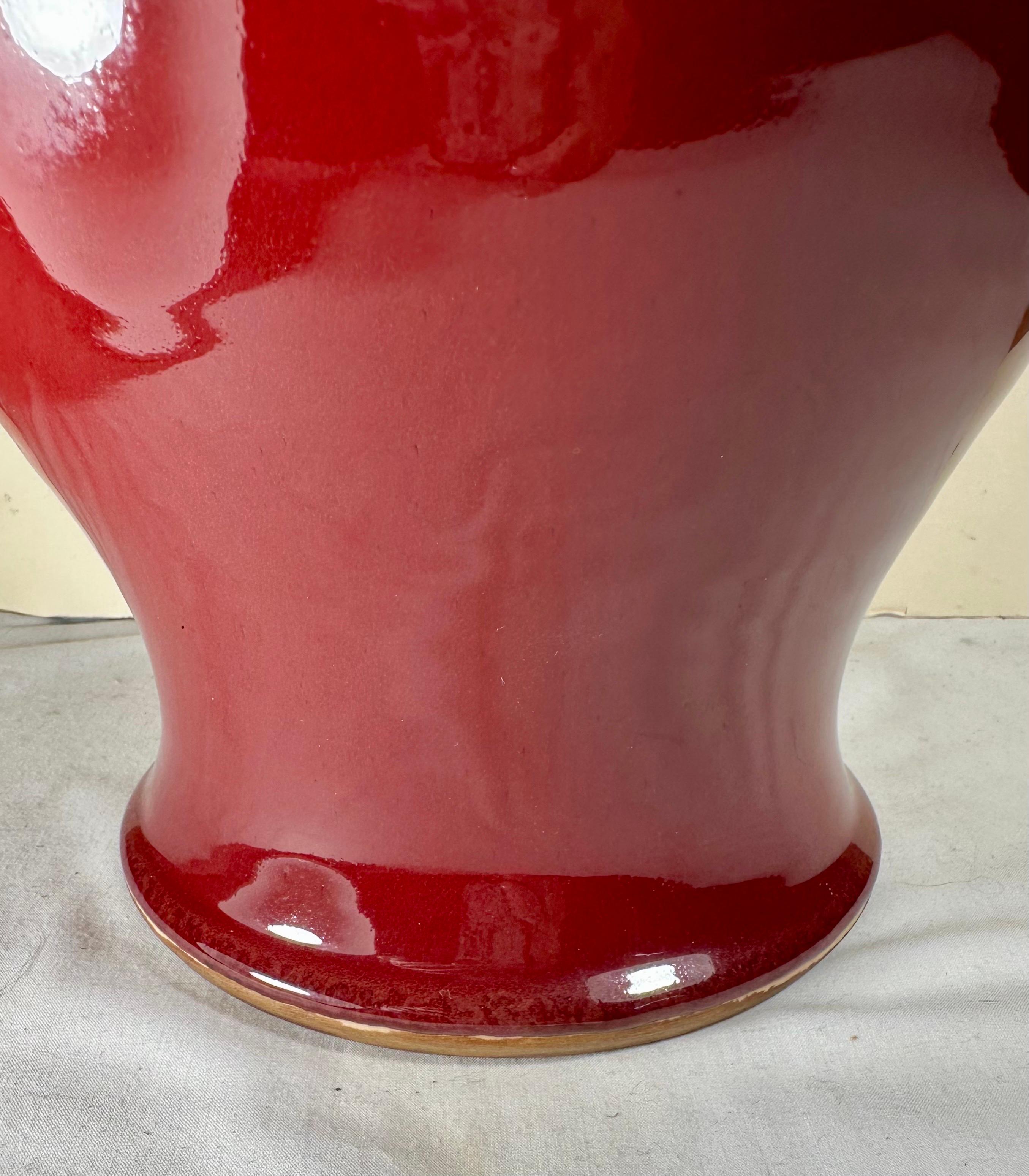 Vernissé Vase bulbeux de la dynastie chinoise des Qing, le Sang de Boeuf. en vente
