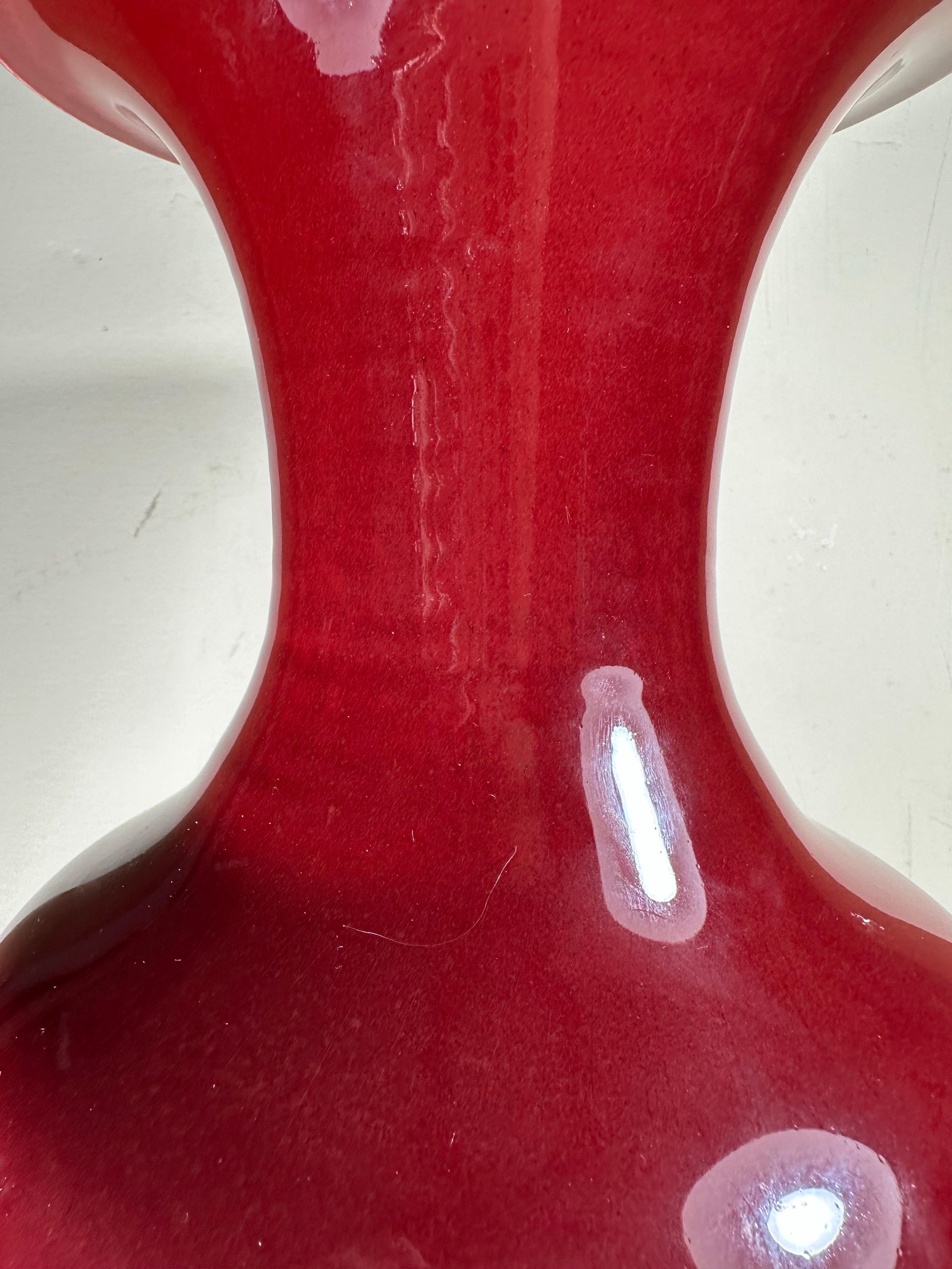 Vase bulbeux de la dynastie chinoise des Qing, le Sang de Boeuf. Bon état - En vente à Vero Beach, FL
