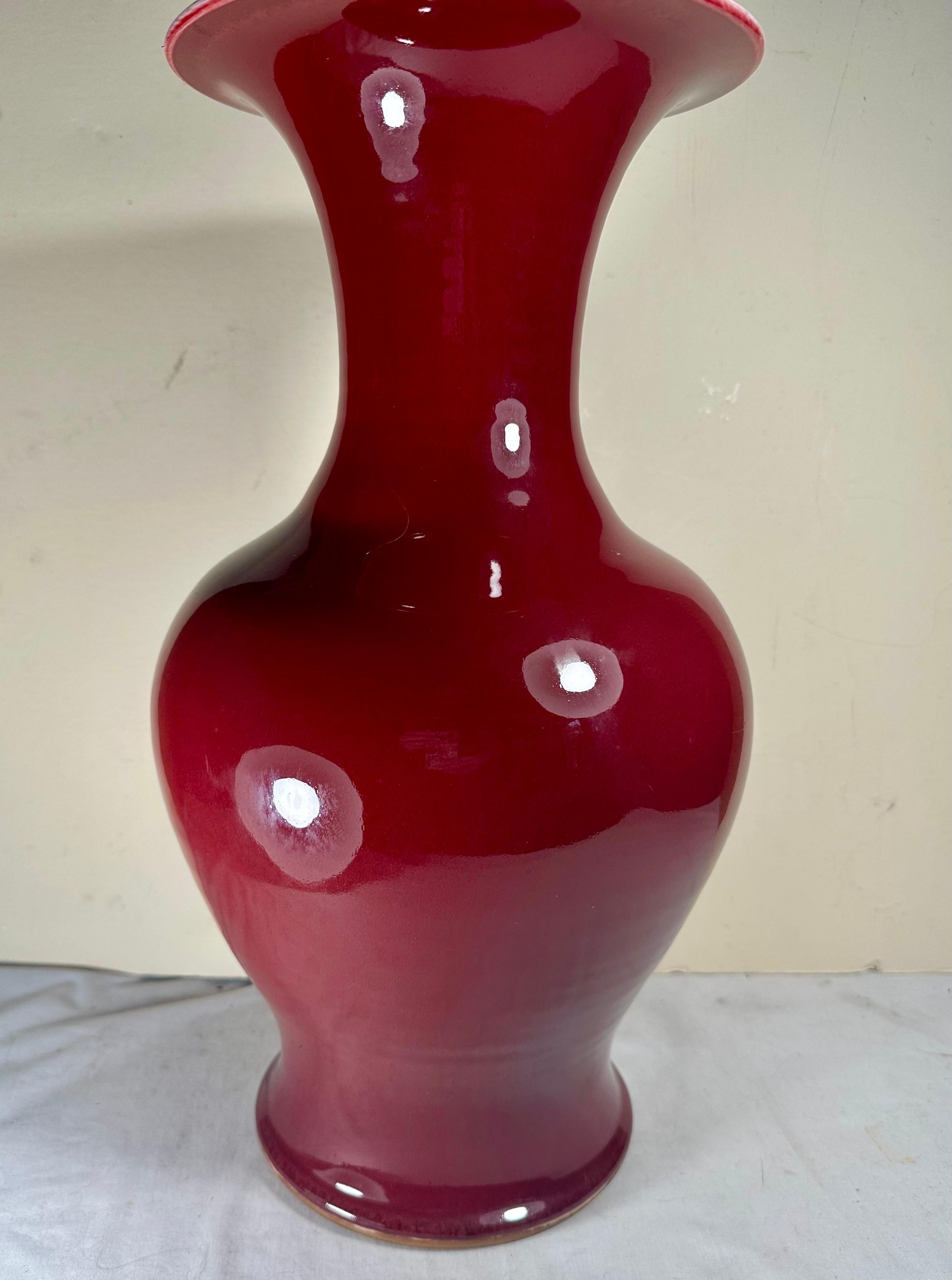 Porcelaine Vase bulbeux de la dynastie chinoise des Qing, le Sang de Boeuf. en vente