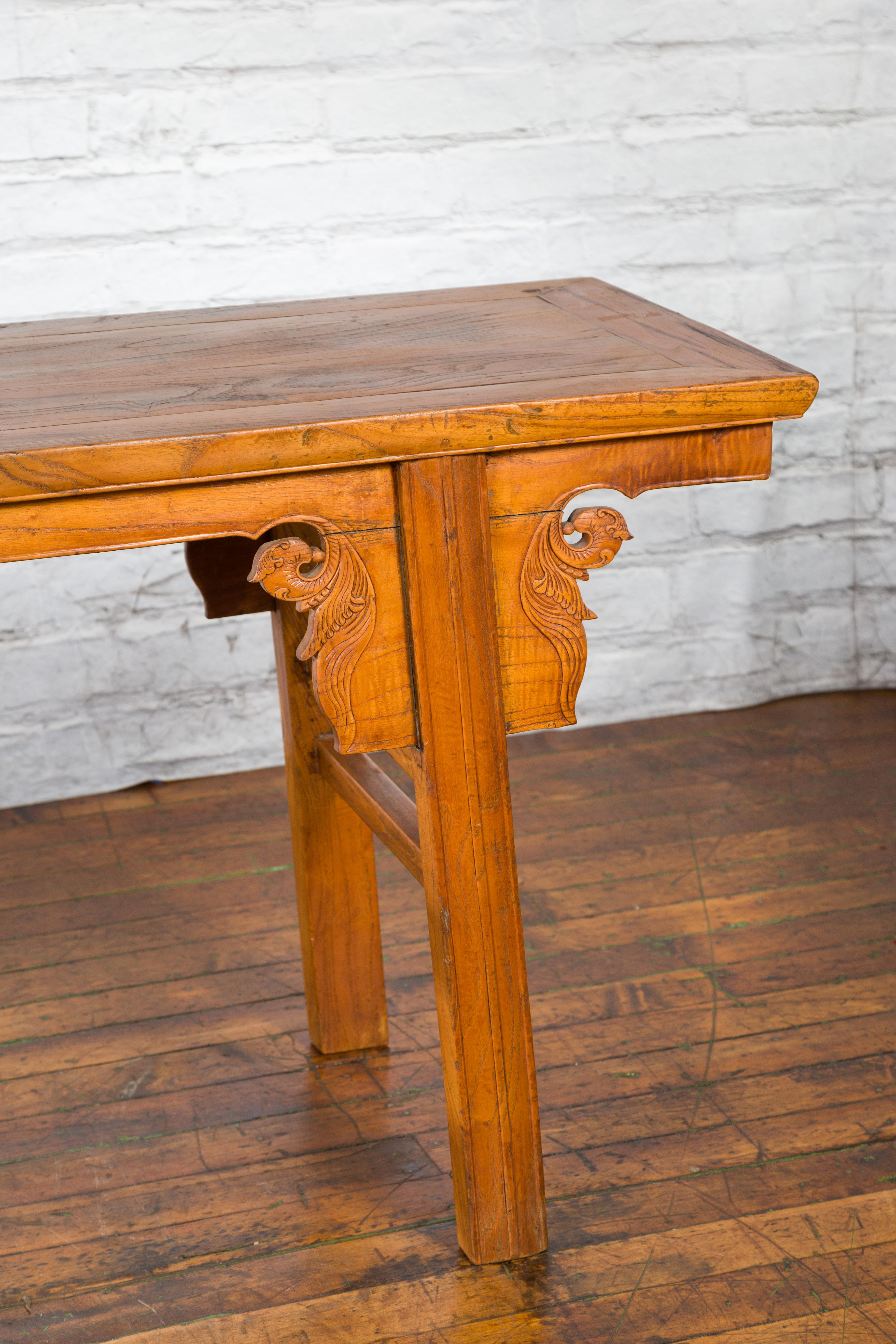Chinese Qing Dynasty Shandong Altar Console Table with Carved Scrolling Motifs For Sale 3