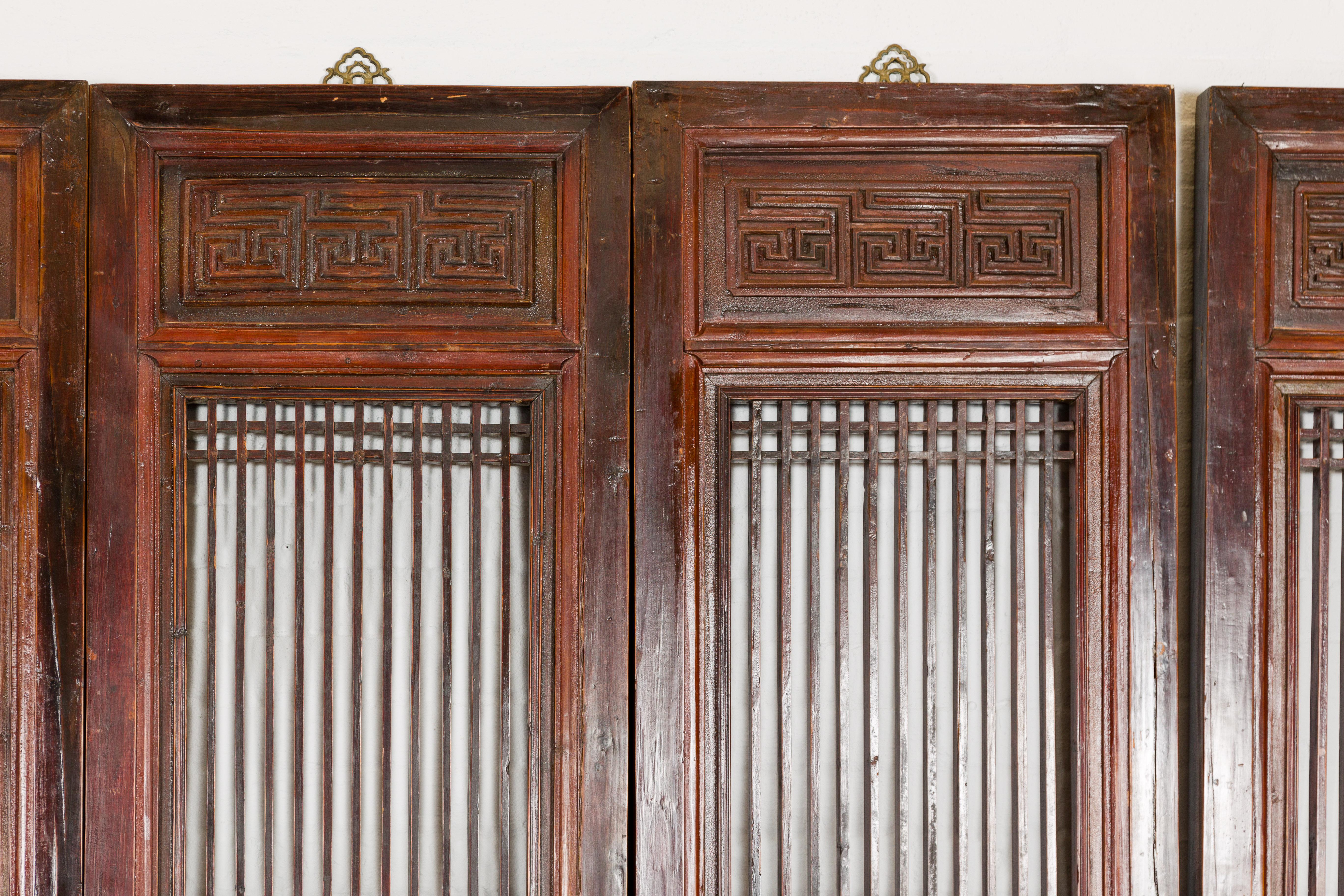 Chinesische Qing Dynasty Sechs-Panel lackiert Bildschirm mit geschnitzten Mäander Motiven (20. Jahrhundert) im Angebot