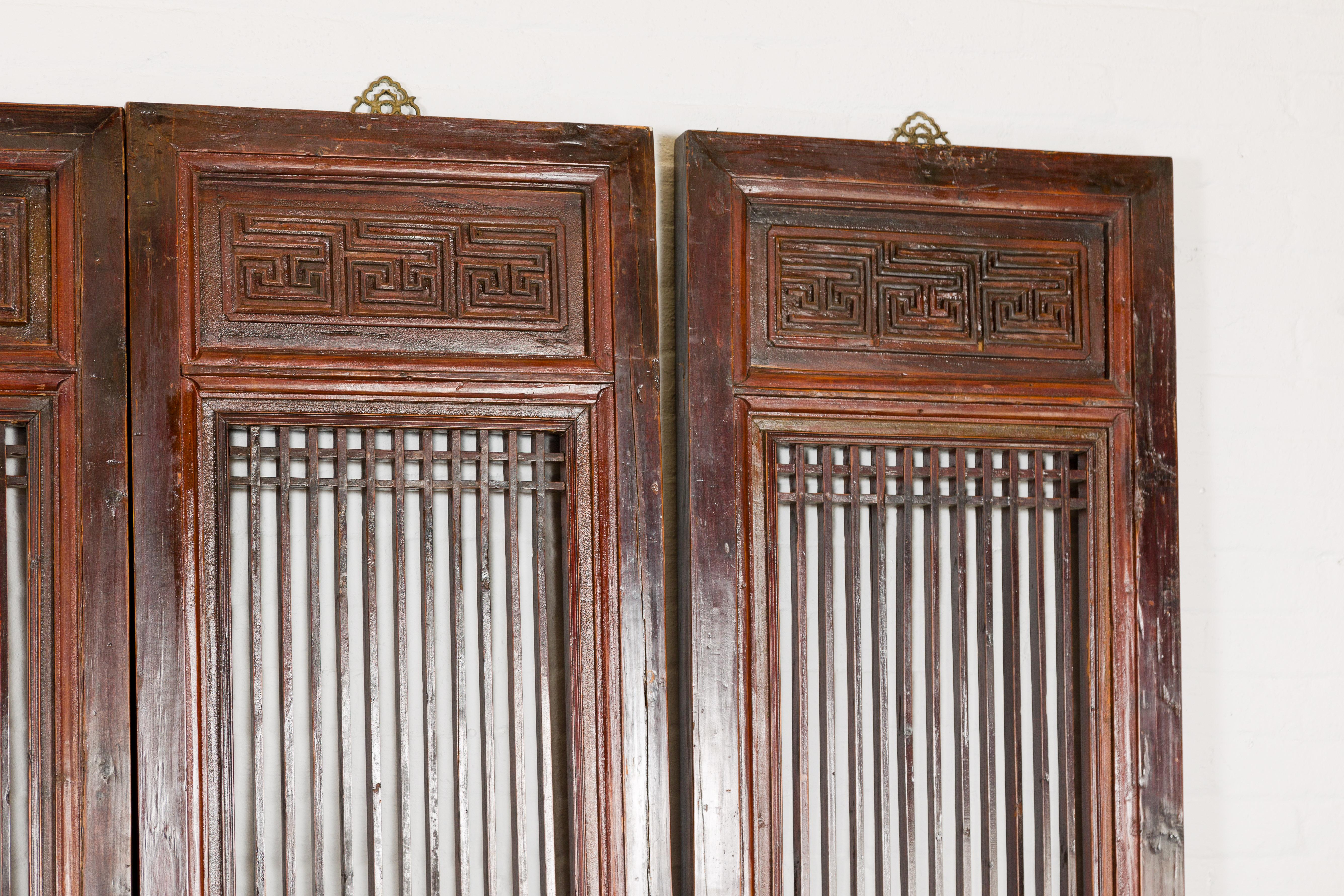 Chinesische Qing Dynasty Sechs-Panel lackiert Bildschirm mit geschnitzten Mäander Motiven (Holz) im Angebot